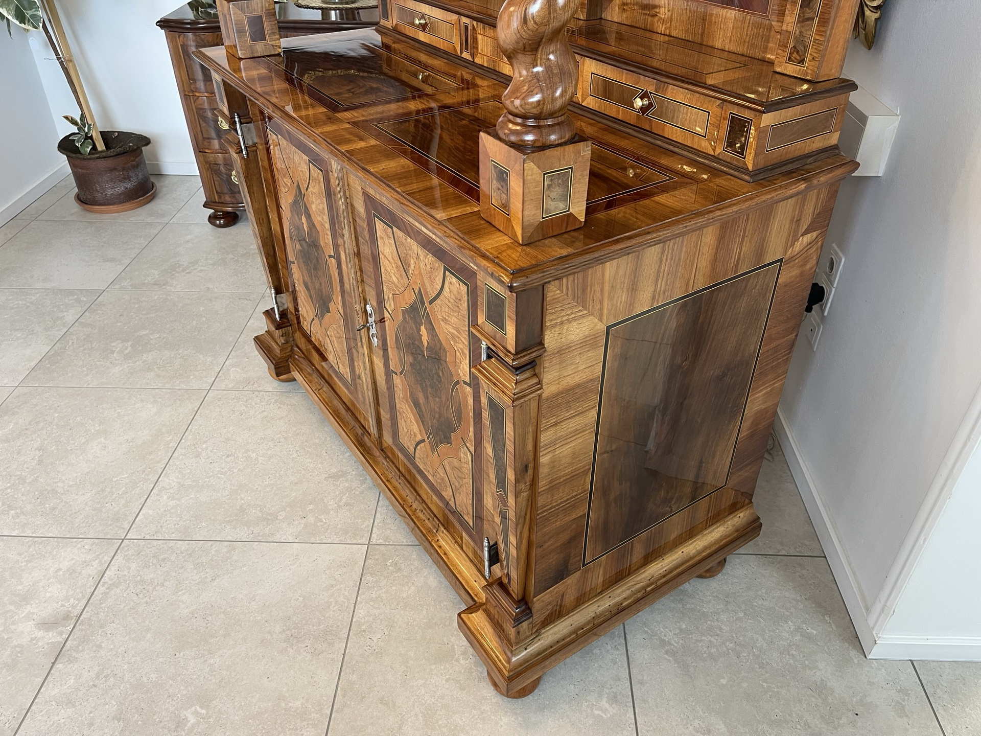 bauernschrank-bauernmoebel_143 Barock Sekretär Tabernakel Antiquität Stollenschrank mit Vollsäulen B1636