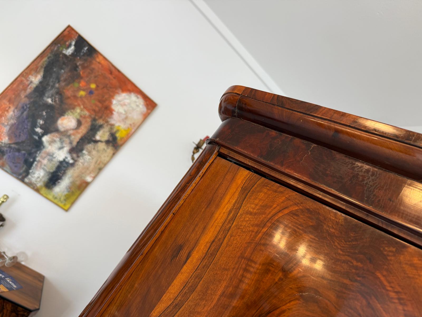 Originaler Biedermeier Schrank mit Nussholz-Furnier Kleiderstange G2075