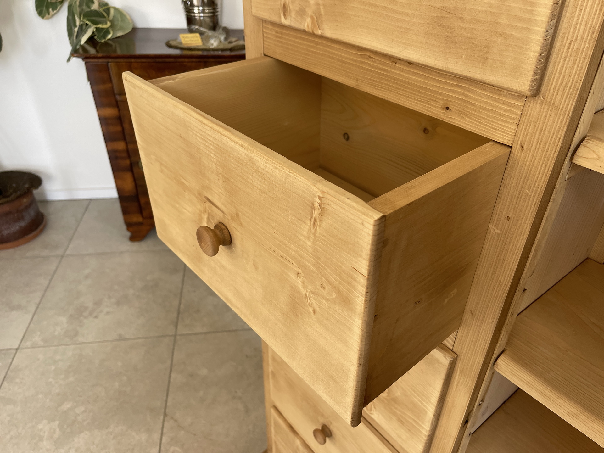 IMG_8021 Antiker Brotschrank Almerschrank aus Weichholz mit Patina - Speiskasten A4389