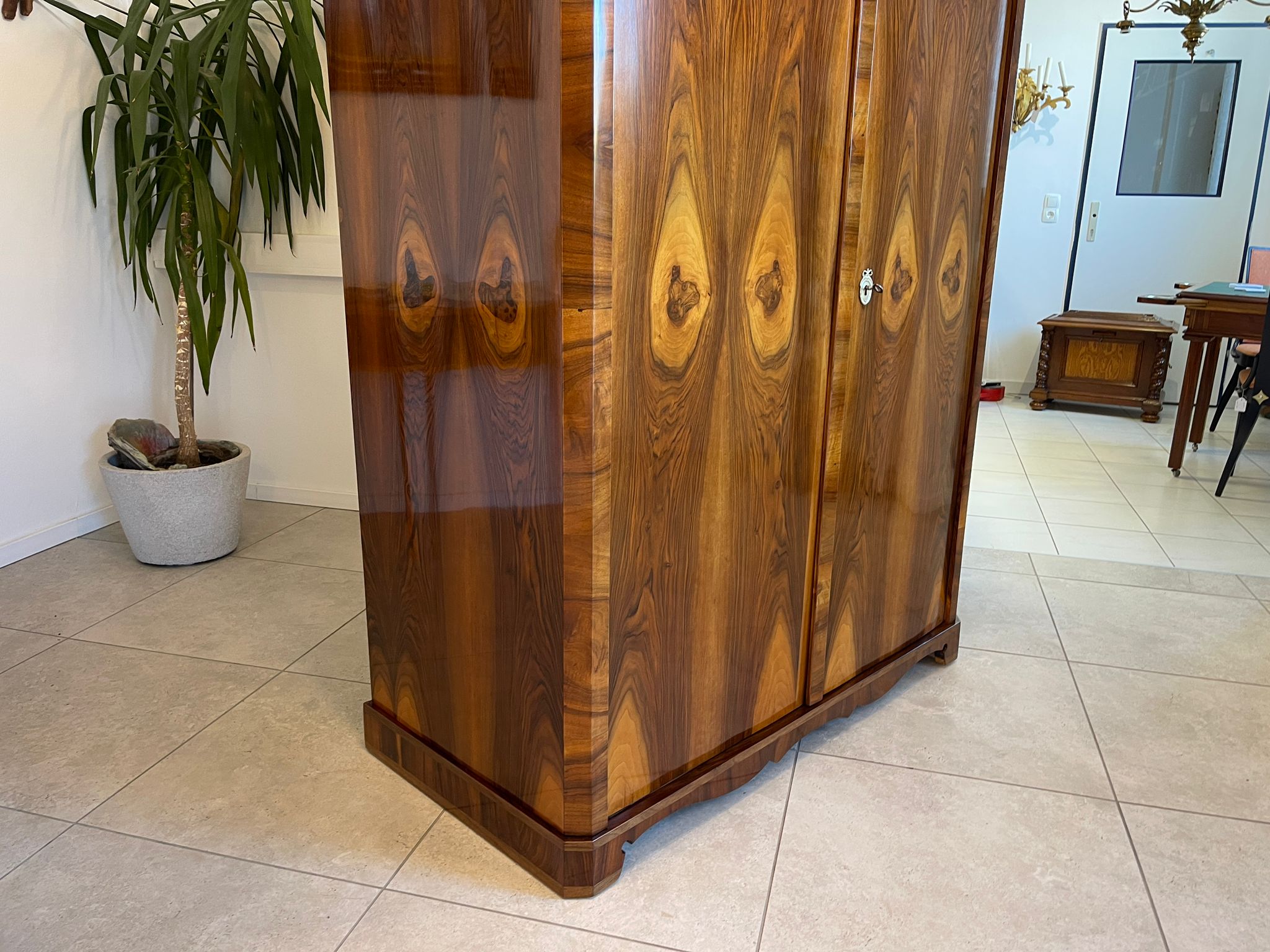 0bb4b18b-8271-4639-ac24-bebe24aa4f5e Restaurierter Biedermeier Schrank Garderobe mit Nussbaumfurnier A5050