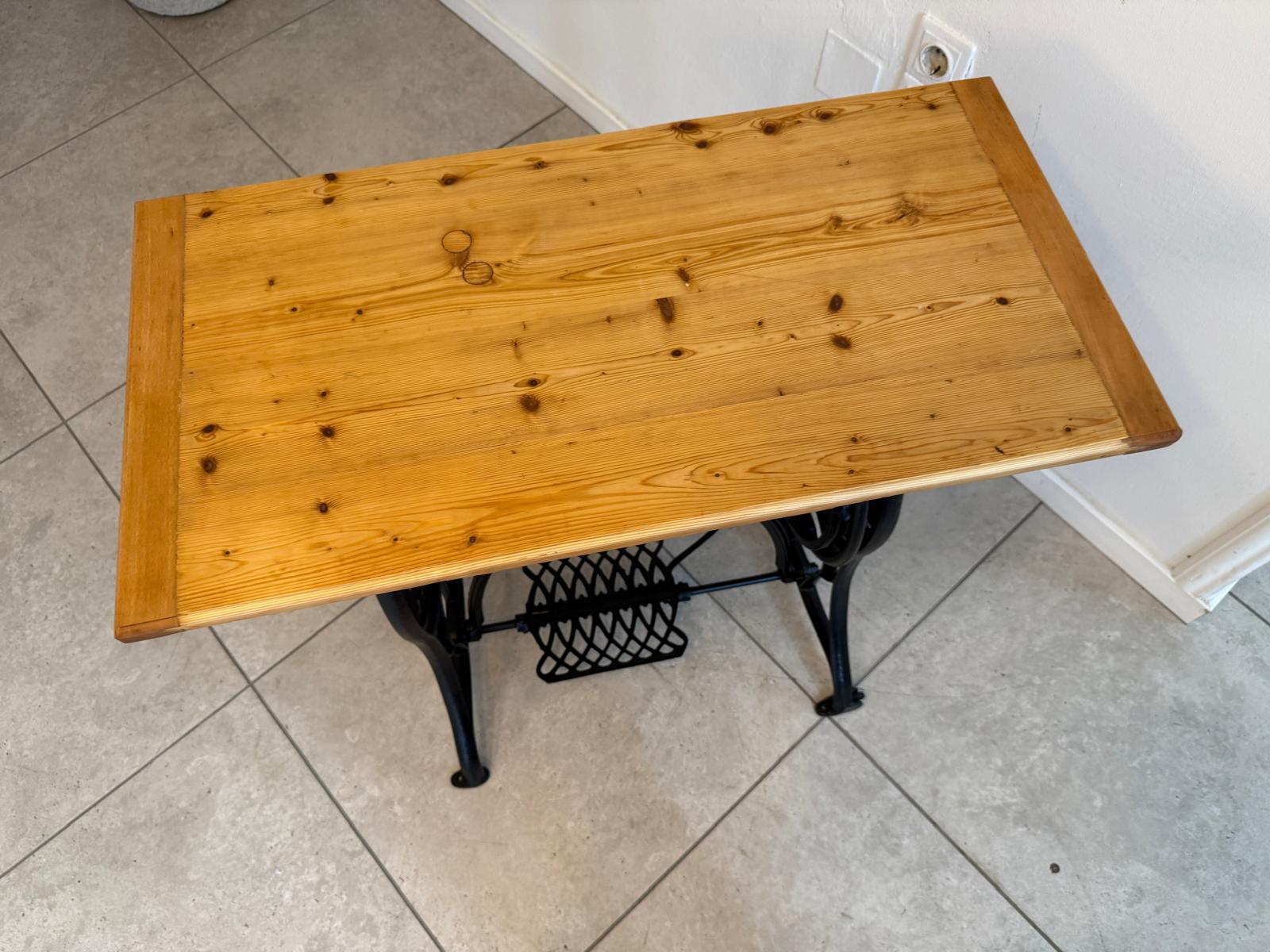 Bäuerlicher Tisch Nähmaschinentisch Gusseisern G2019