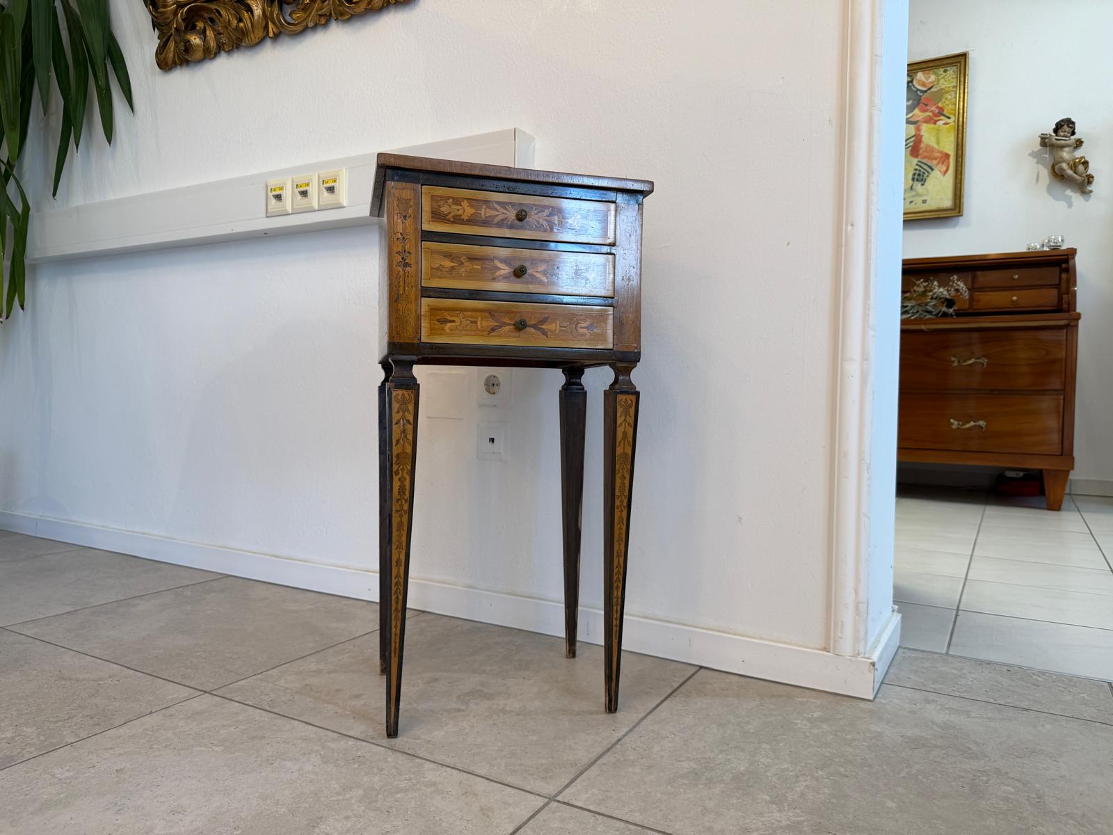 Originaler Barock Tisch Antik aus Nuss, Spieltisch, sehr schöner Zustand G1952