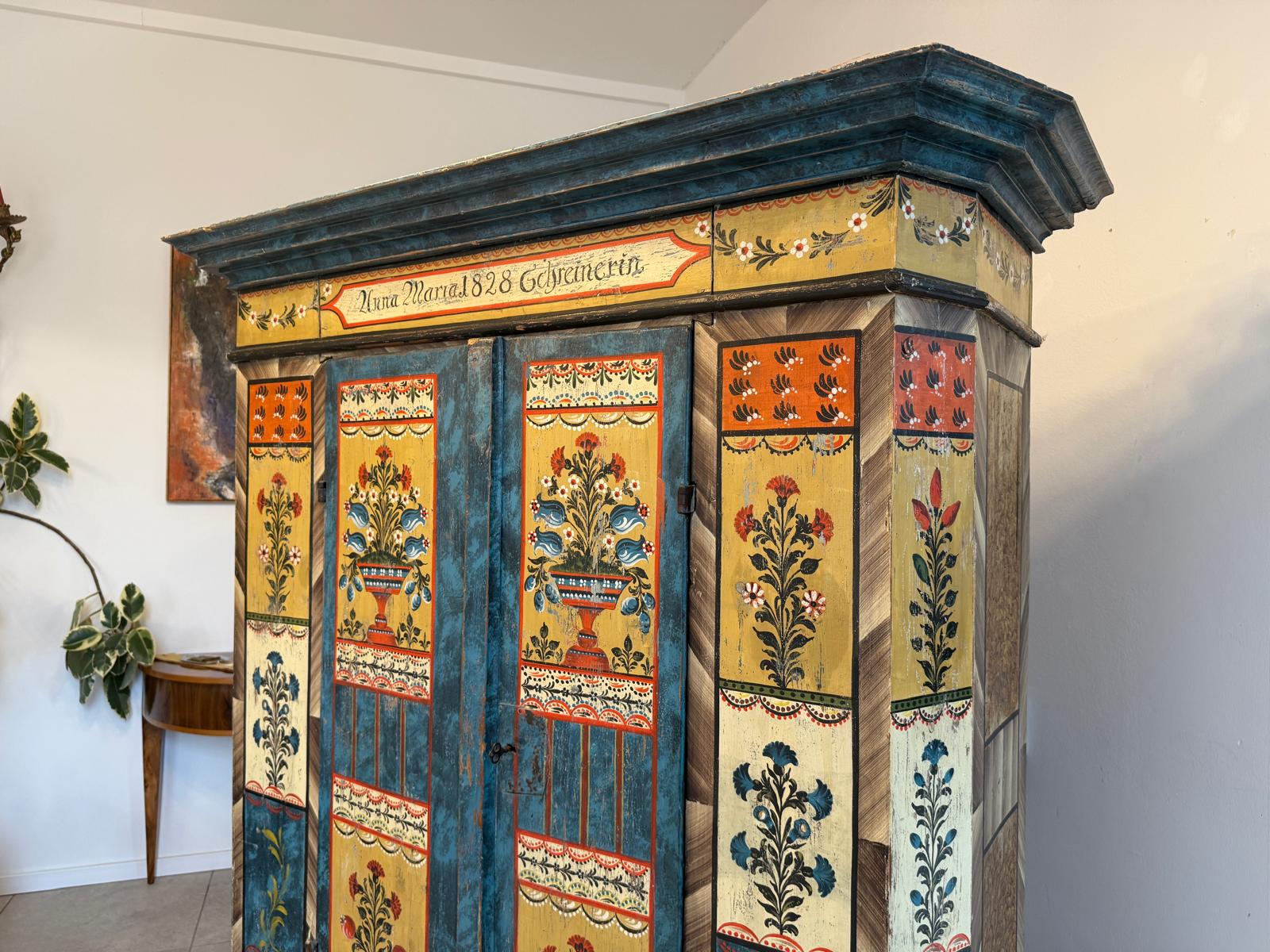 Handbemalter Bauernschrank mit Blumendekor, antiker Bauernkasten G2308