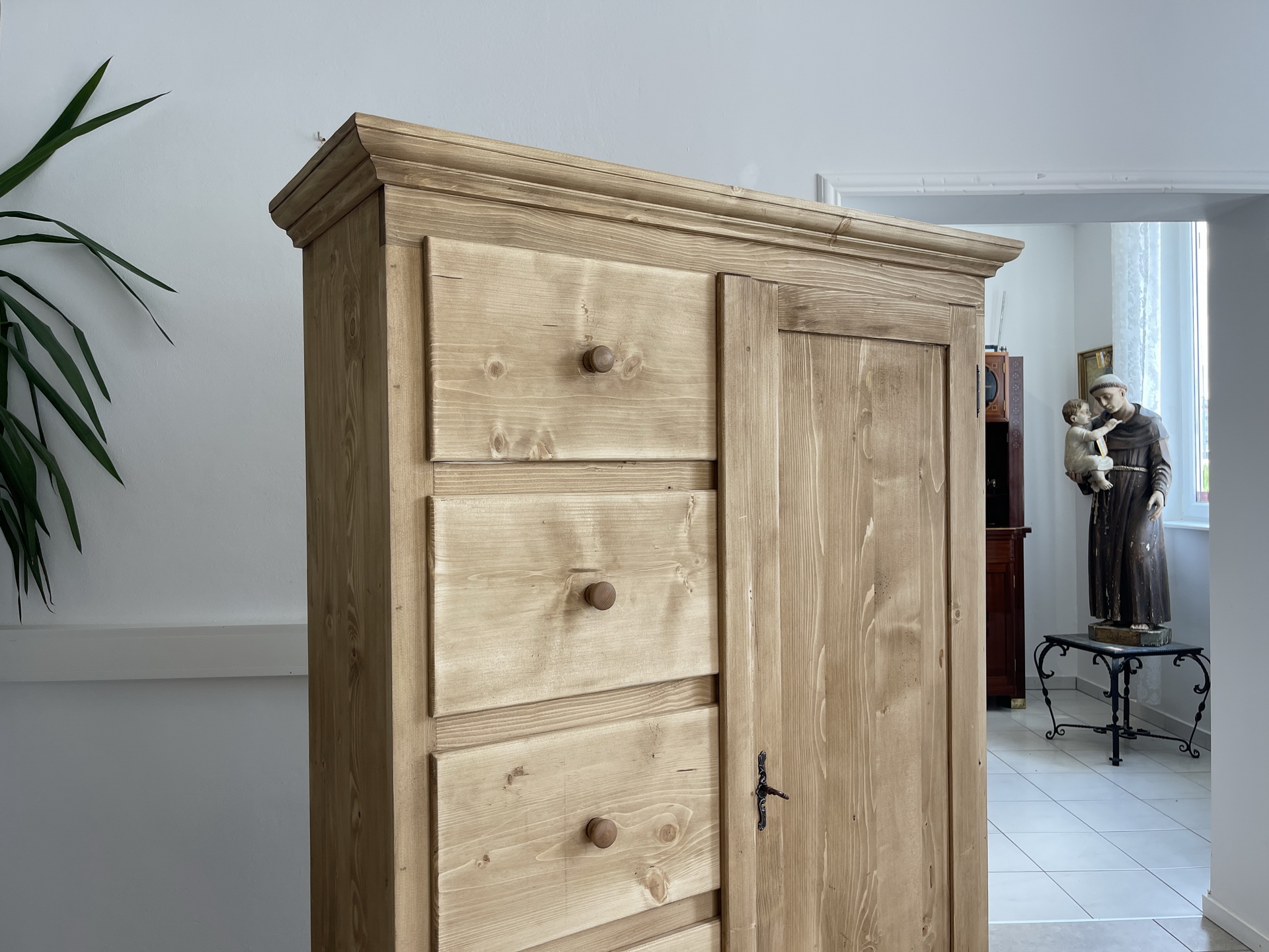 IMG_8015 Antiker Brotschrank Almerschrank aus Weichholz mit Patina - Speiskasten A4389