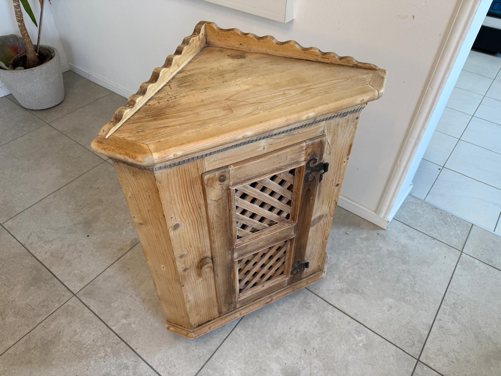 Bäuerliches Eckkasterl Eckanrichte Eckmöbel Bauernchrank G1043-1