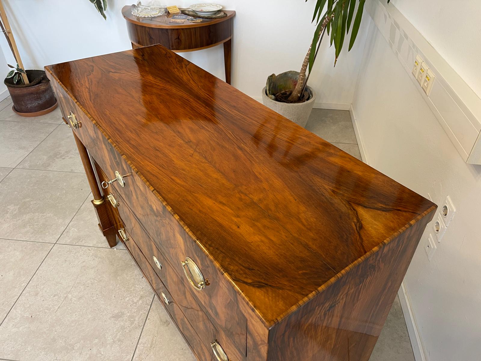 Restaurierte Nussholzfurnierte Empire Kommode Antiquität Säulenkommode G1188