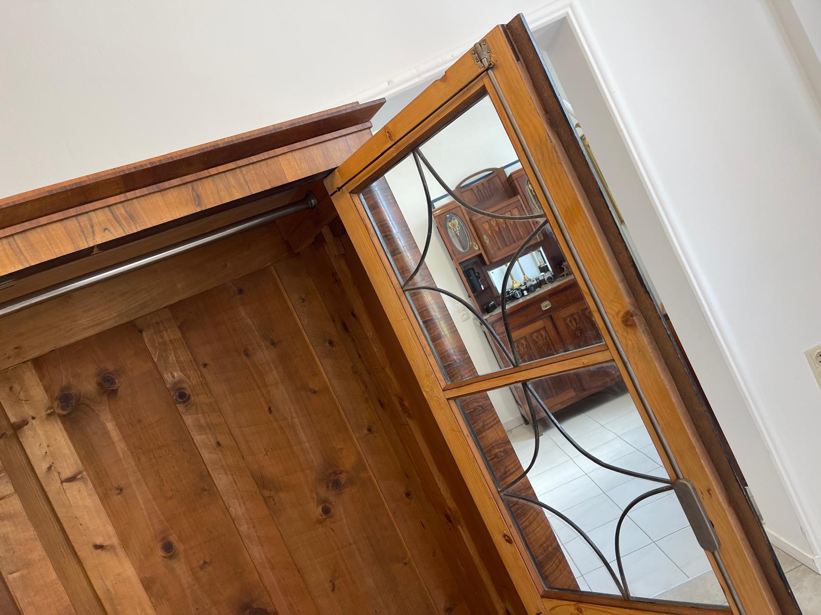 Biedermeier Vitrinenschrank Glasschrank Nussholz Kleiderschrank G1647