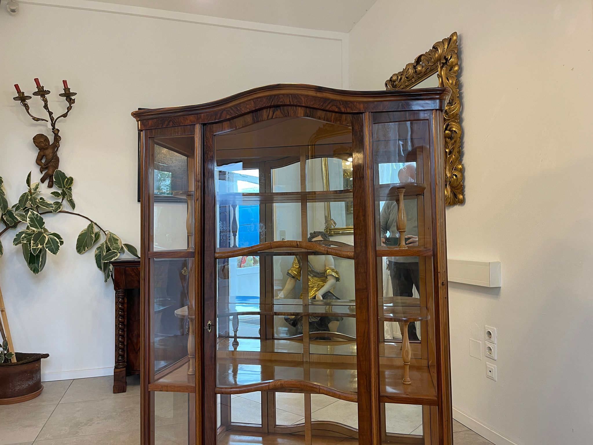 78d229e0-5ce6-4d14-bf0c-3d3f9b98530d Biedermeier Vitrine Bücherschrank Nussholz A4949