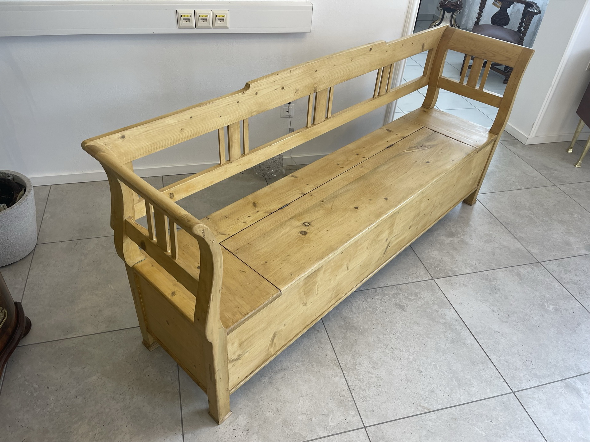 IMG_2634MlhnNHPkK9JIq Provinzielle alte Truhenbank Küchenbank aus Holz mit Stauraum - B1729
