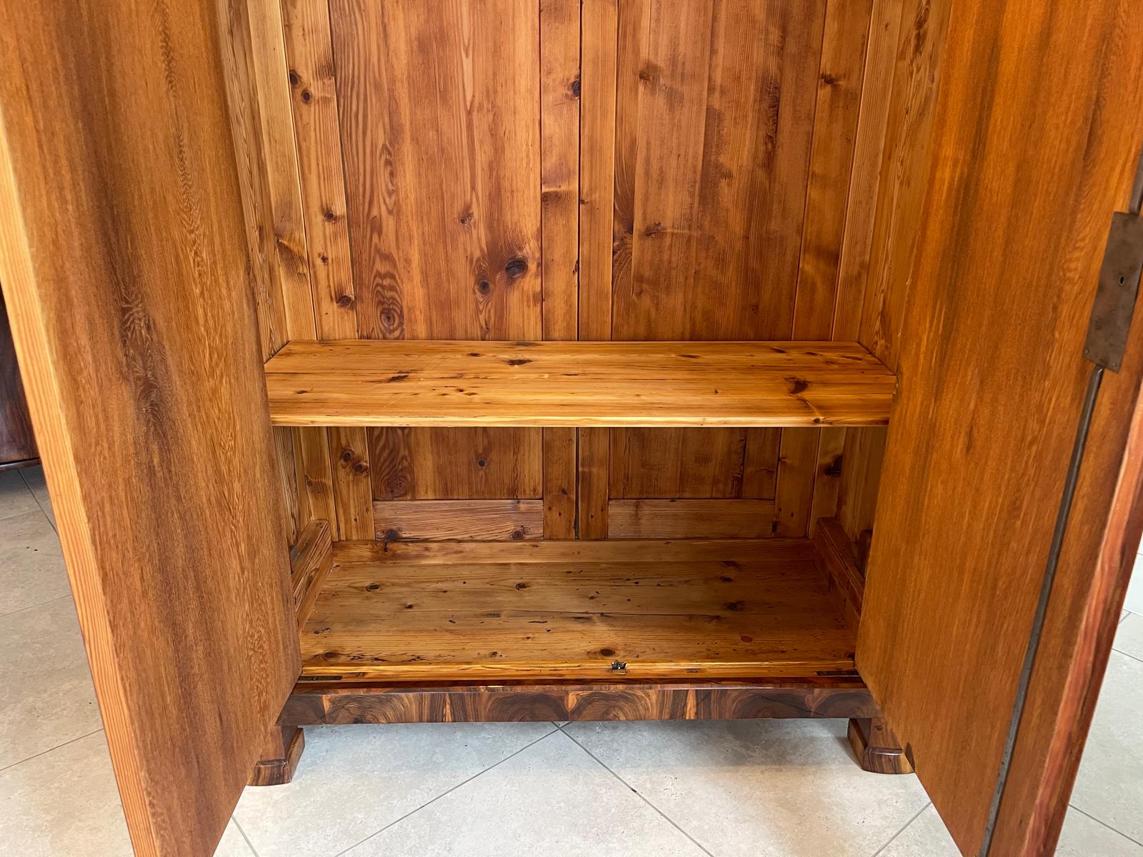 4b0d8556-35f3-4dc3-a0e6-29ce79dcddc4 Restaurierter Biedermeier Schrank mit Nussholz-Furnier und Kleiderstange A4934