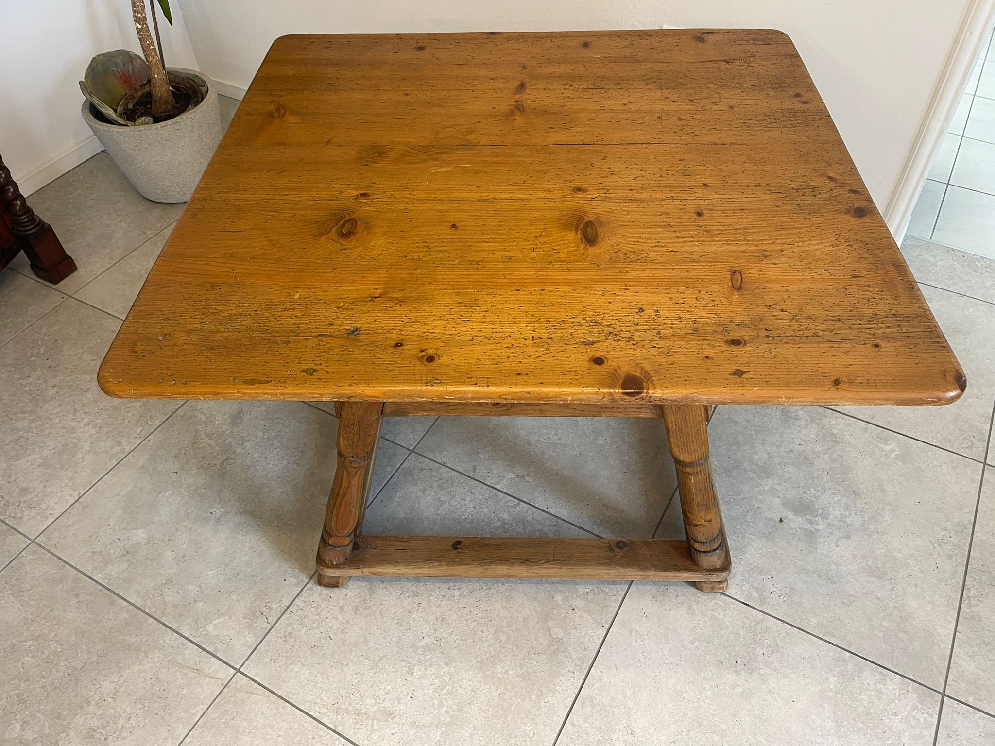 baab9b37-4a68-4b5c-bd45-aedd9b23ee31 Uriger alter Bauerntisch Hüttentisch Tisch Altholz A5035