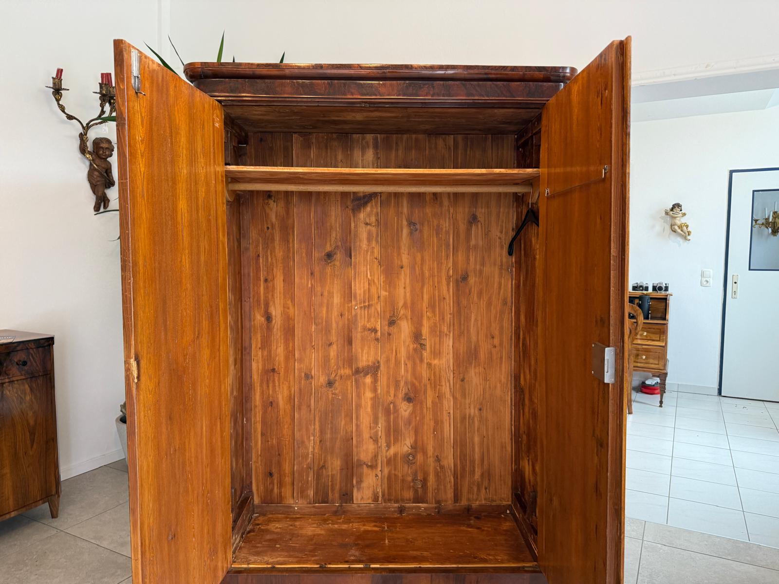 Originaler Biedermeier Schrank mit Nussholz-Furnier Kleiderstange G2075