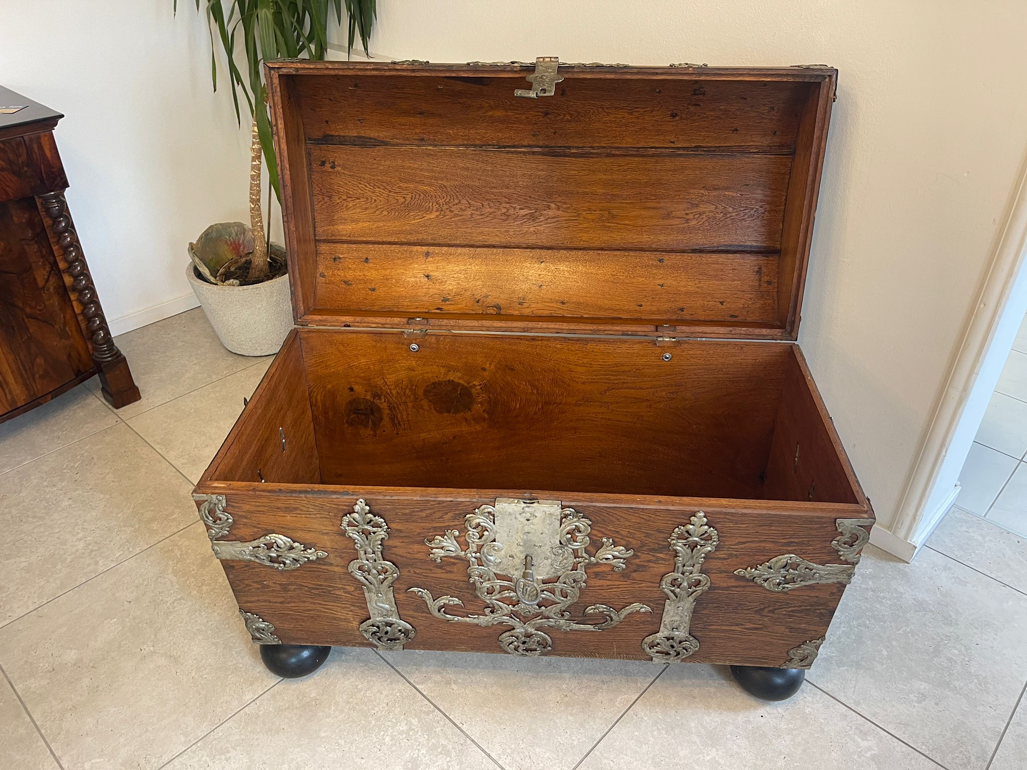 1ad92a6a-0758-436e-bd13-606710588fae Originale Barock Truhe Eisenbeschlagen Hartholz A4940