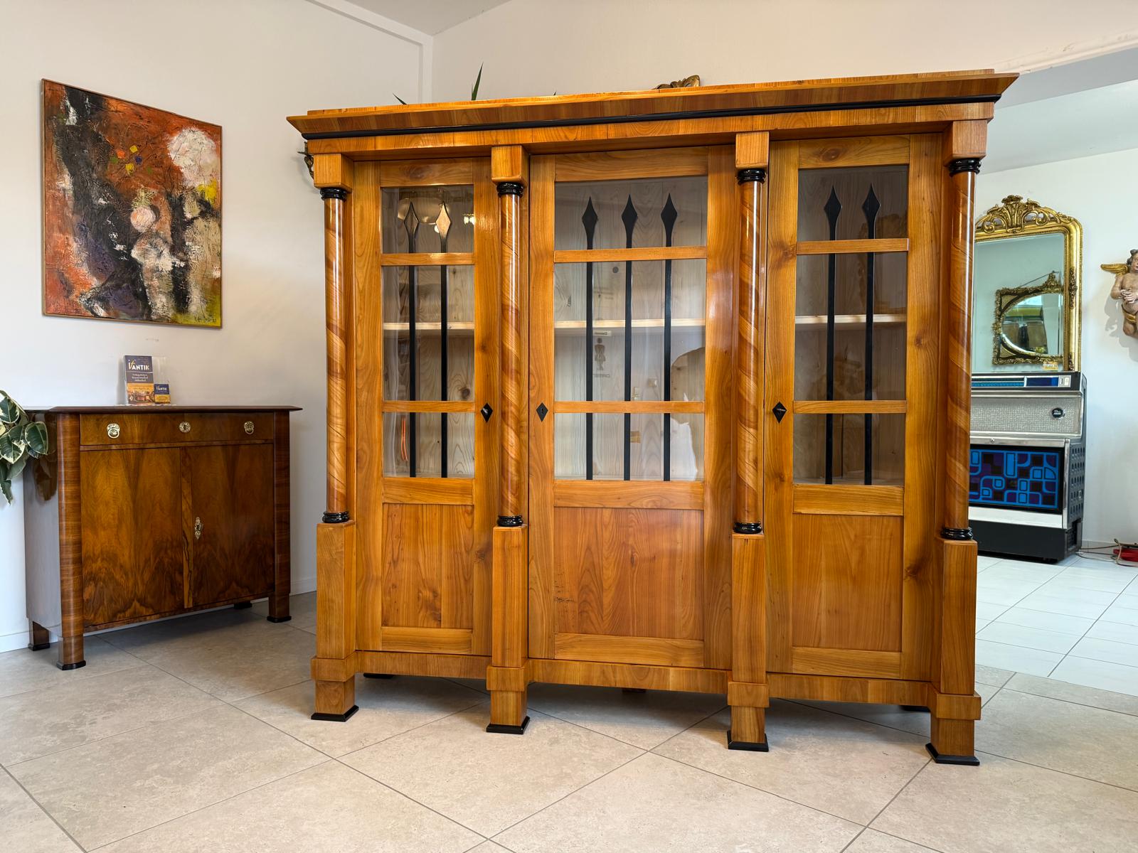 Biedermeier Vitrine  Bücherschrank Restauriert Nussbaum SALE D2295  
