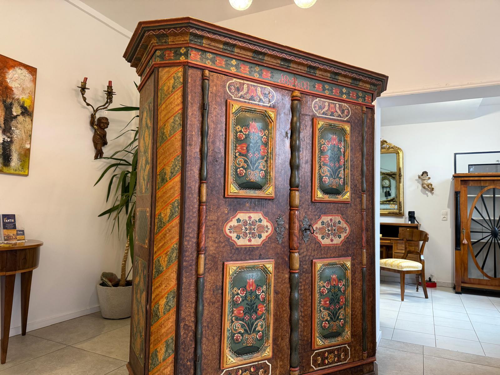 Handbemalter Bauernschrank mit Blumendekor, antiker Biedermeier Bauernkasten G2376