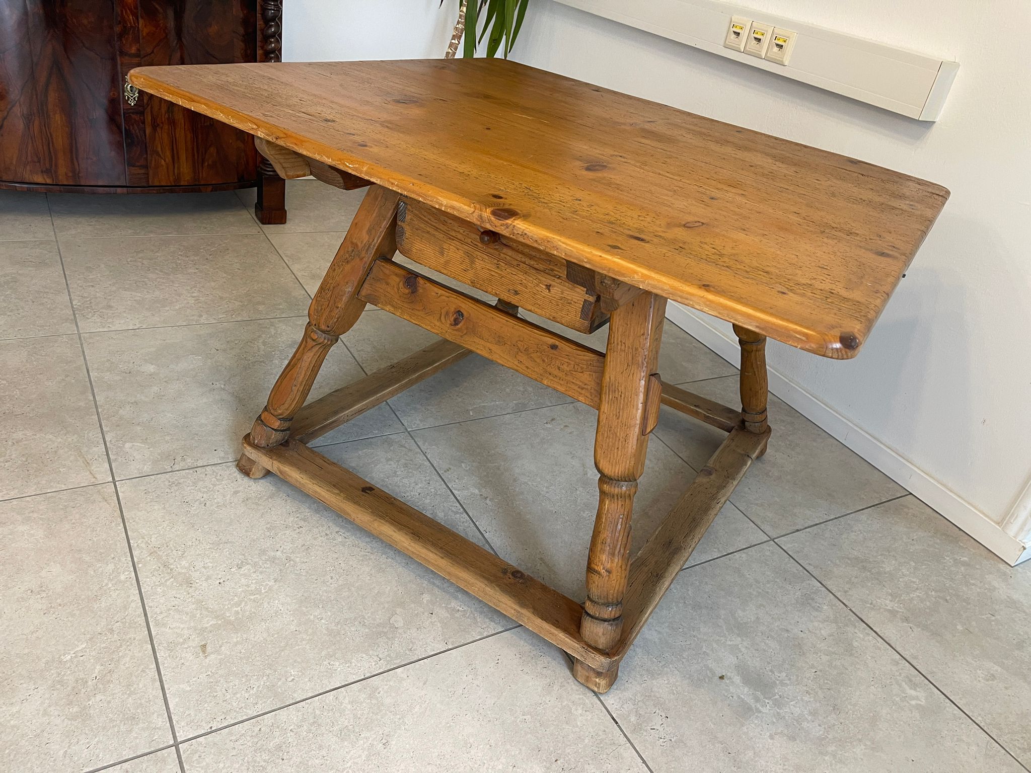 ae9763aa-9ea5-4a4e-9cbd-69c8124911b9 Uriger alter Bauerntisch Hüttentisch Tisch Altholz A5035