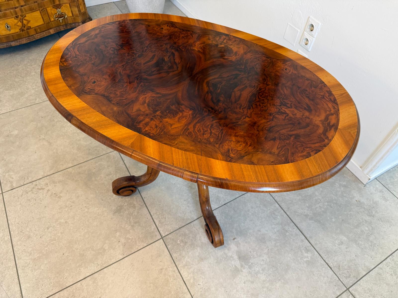 OvalerSpätbiedermeier Tisch Beistelltisch Nussholz Furniert D2809