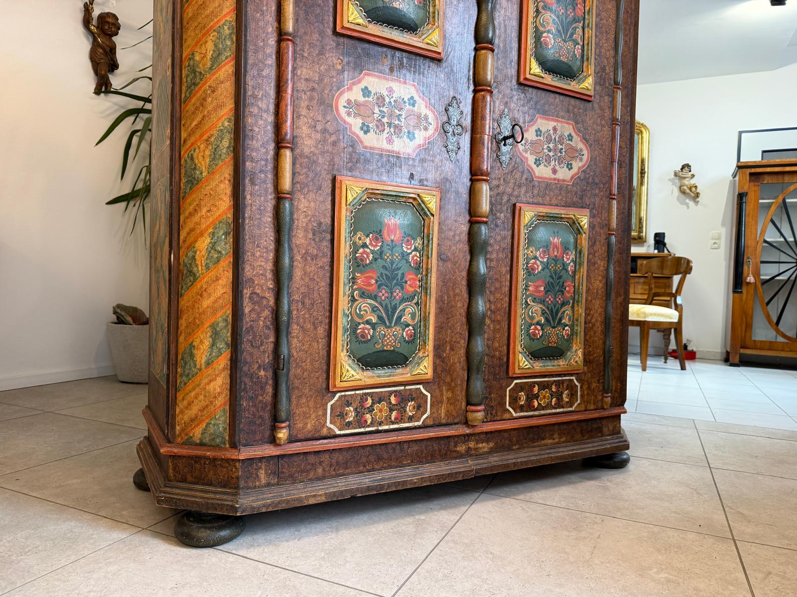 Handbemalter Bauernschrank mit Blumendekor, antiker Biedermeier Bauernkasten G2376