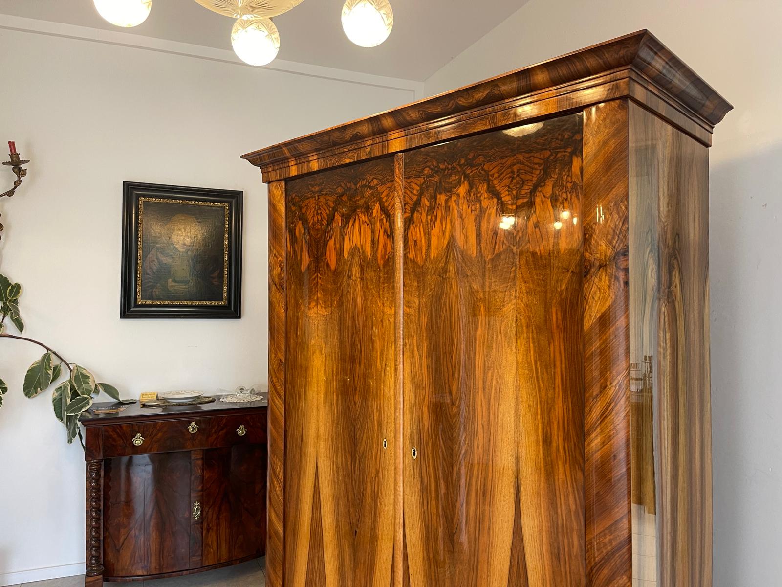 5bd0dfd3-9d45-4fc6-a33b-466e2b92788f Restaurierter Biedermeier Schrank mit Nussholz-Furnier und Kleiderstange A4934