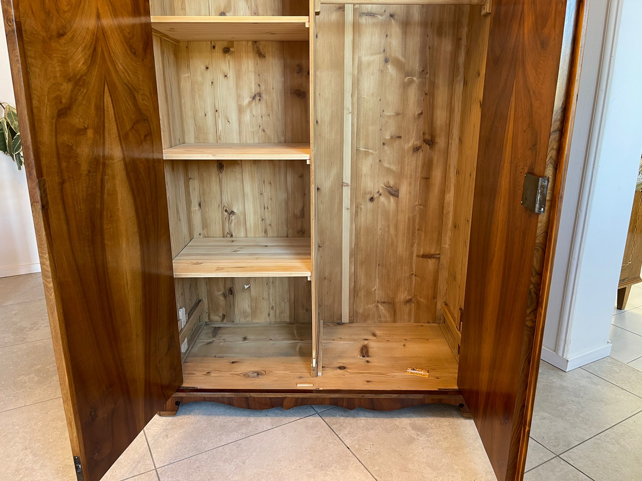 9abd2f8a-0702-445a-95b1-901211cf8c34 Restaurierter Biedermeier Schrank Garderobe mit Nussbaumfurnier A5050