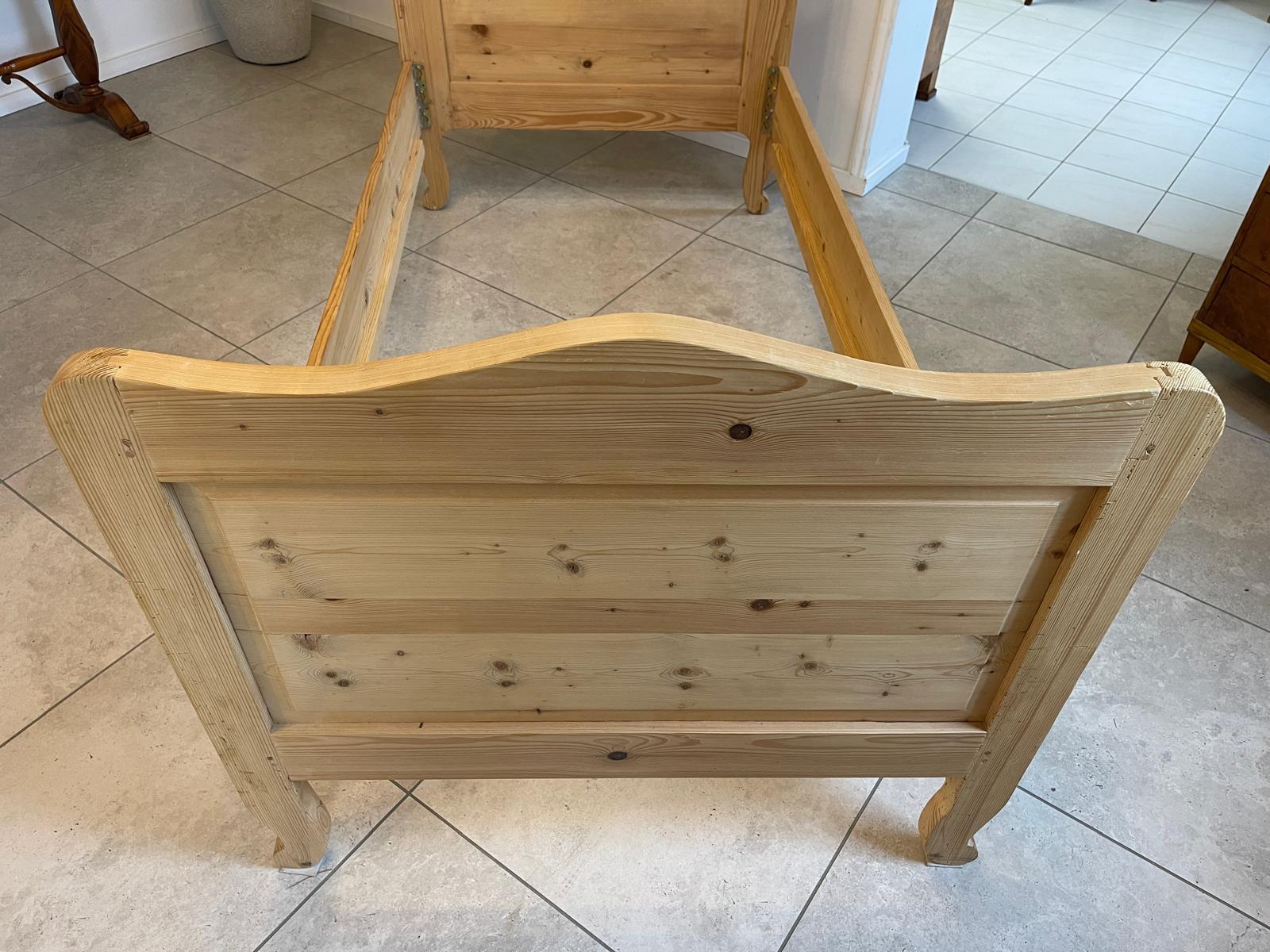 Bäuerliches Einzelbett aus massivem Holz Gründerzeit Steckbett G1672