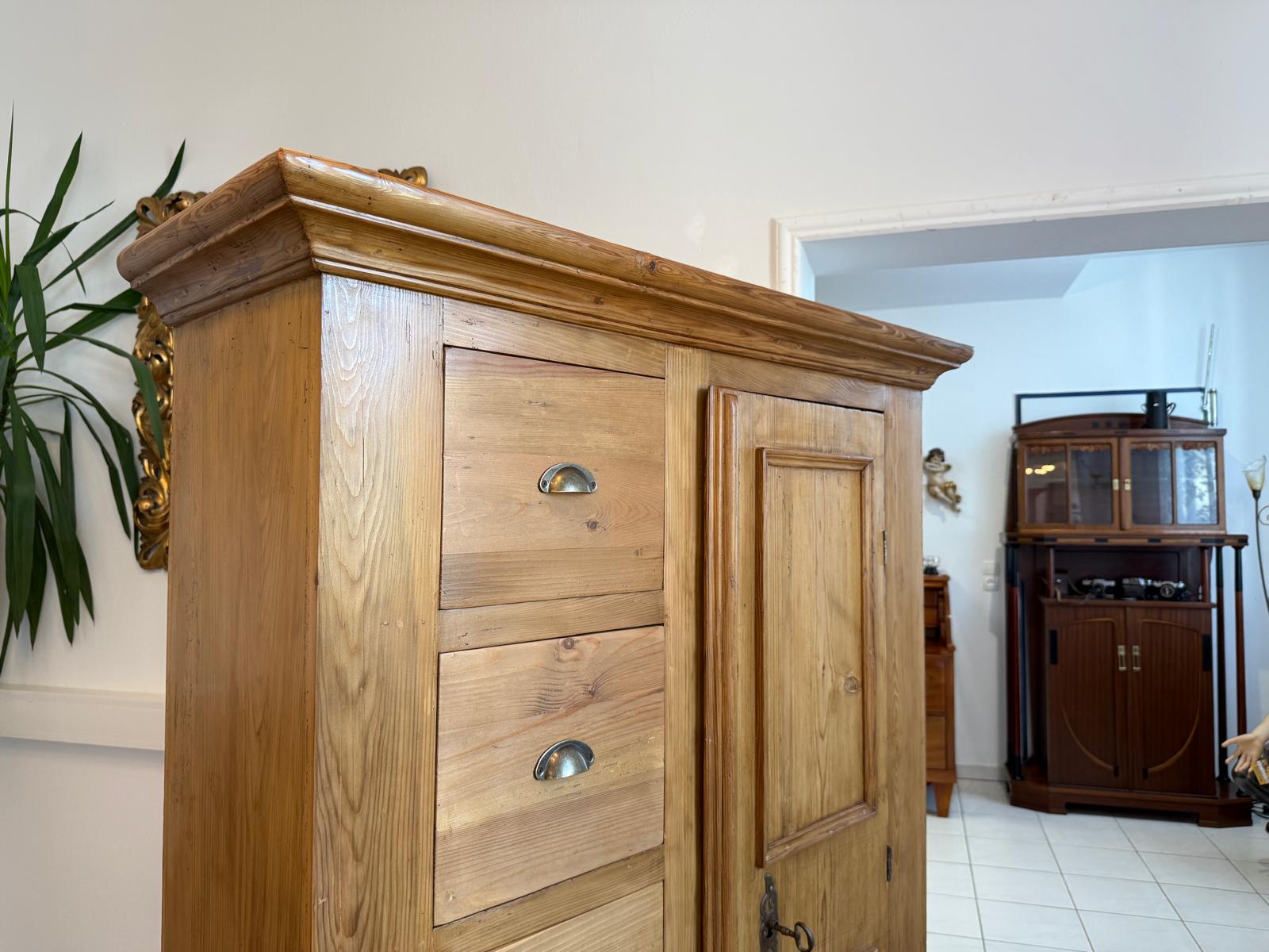 Bäuerlicher uriger Brotschrank Almerschrank Speiskasten Bauernkasten G2009