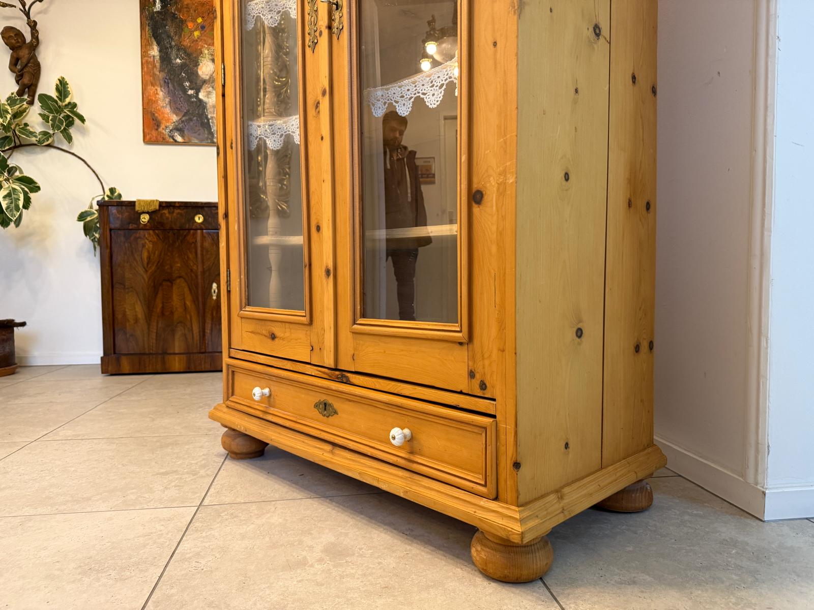 Bäuerlicher Bücherschrank Vitrine Bauernvitrine Bauernschrank Naturholz Bücherschrank D1131