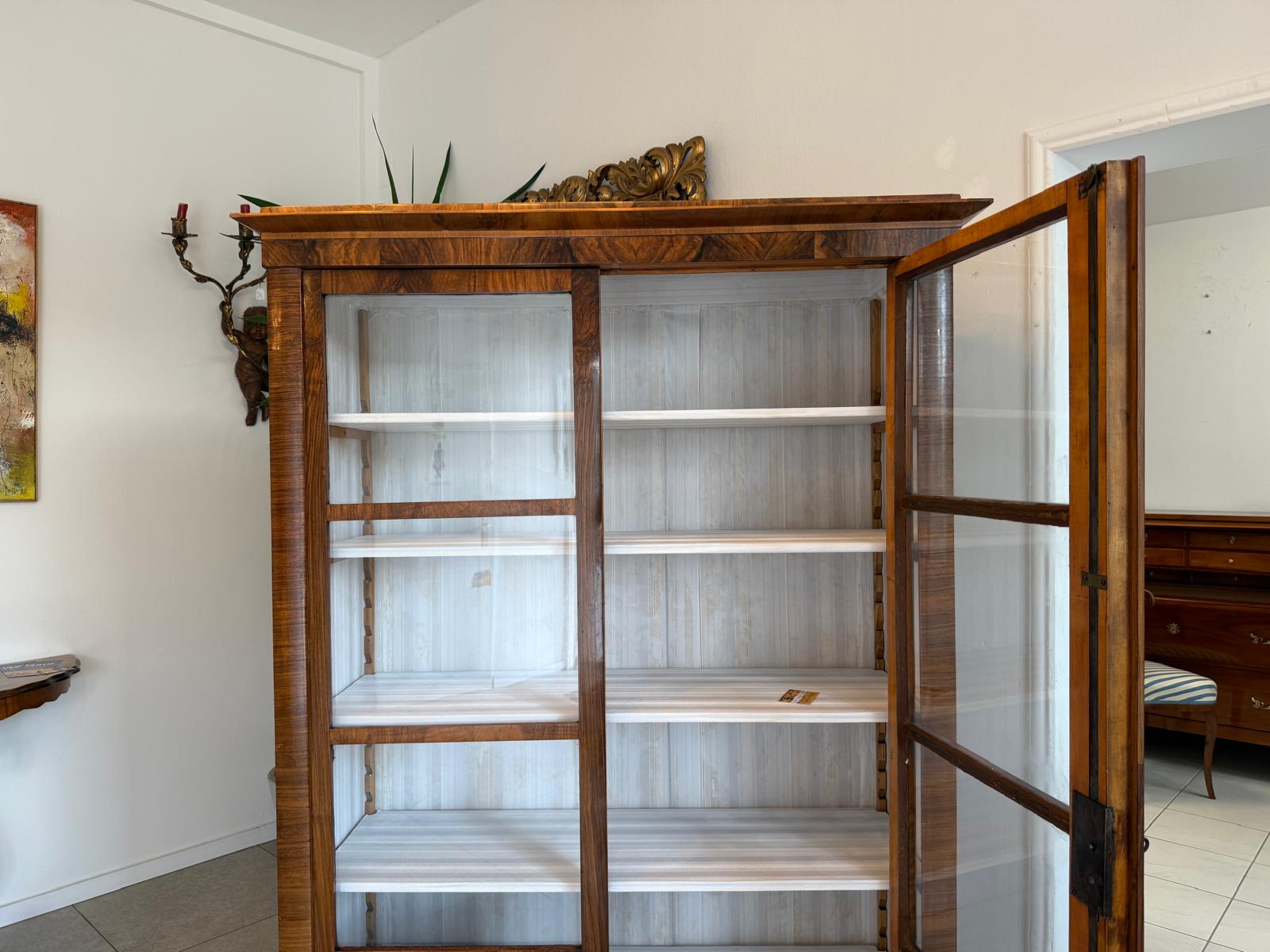 Biedermeier Vitrinenschrank Glasschrank Nussholz Antiquität G1797