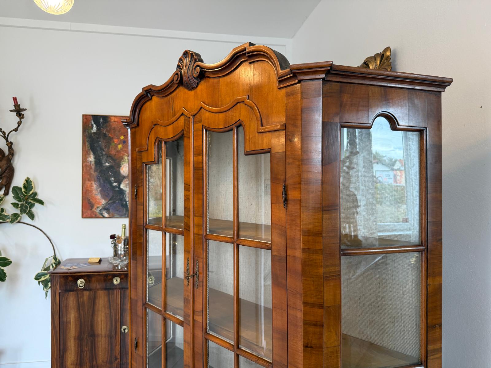 Barockstil Vitrine Nussholz Glasschrank Bücherschrank G2103