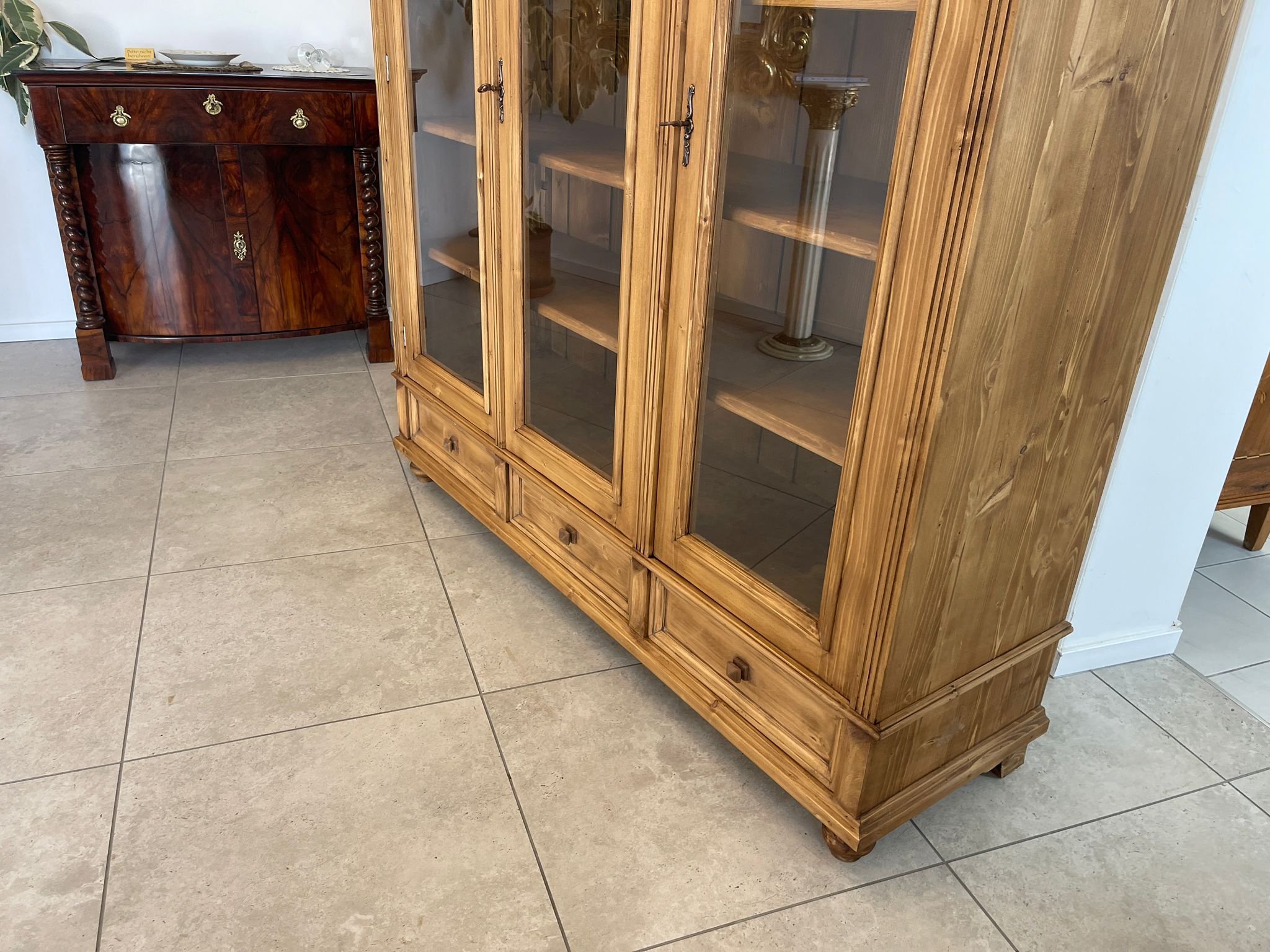 12c23356-ca84-4d2b-897d-ae2a49950643 Bauernvitrine Bücherschrank Ordnerschrank Bauernschrank A5442