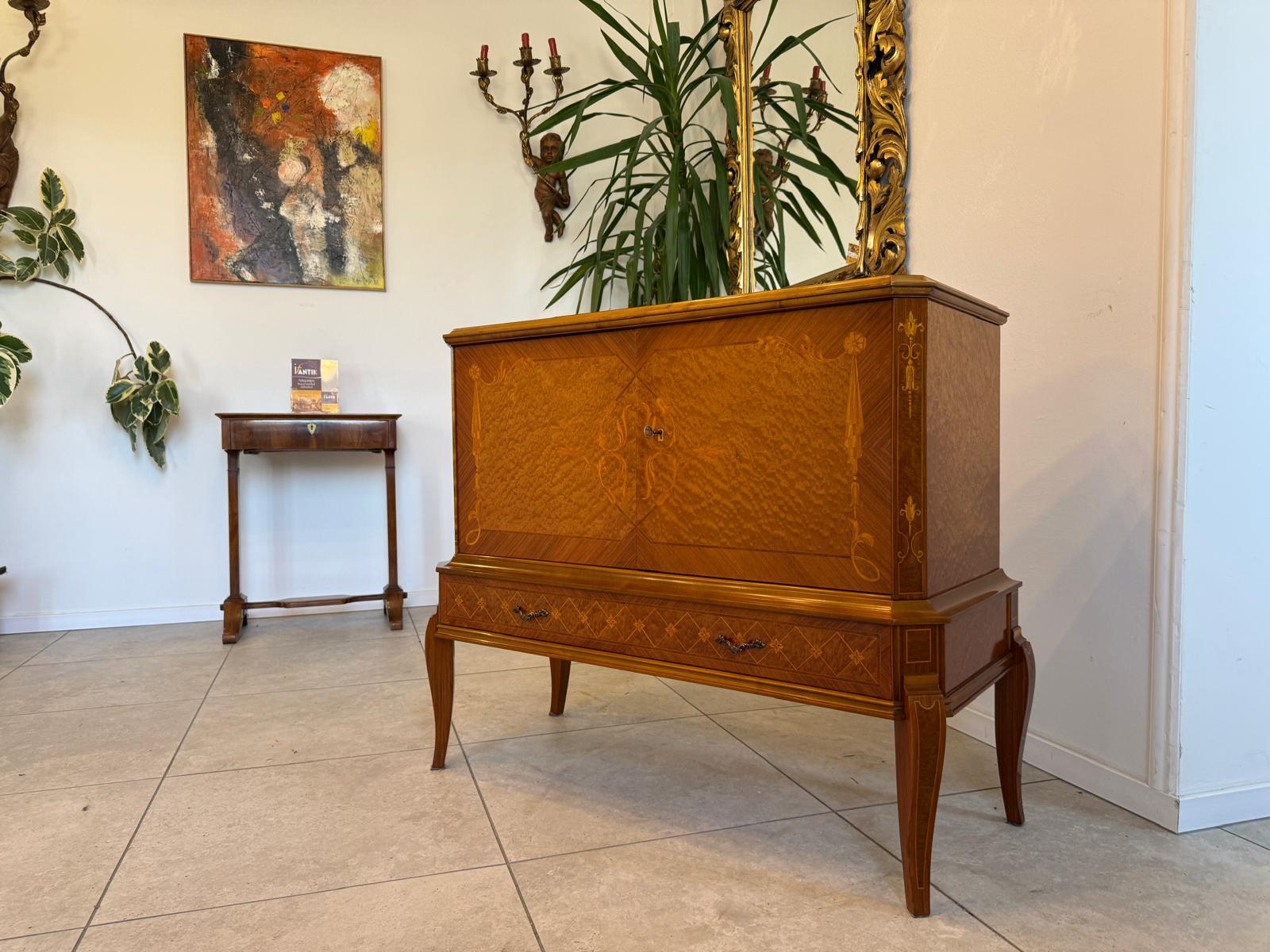 Geschweifte Anrichte Sideboard Kommode Barockstil Stilmöbel ifantik D1228