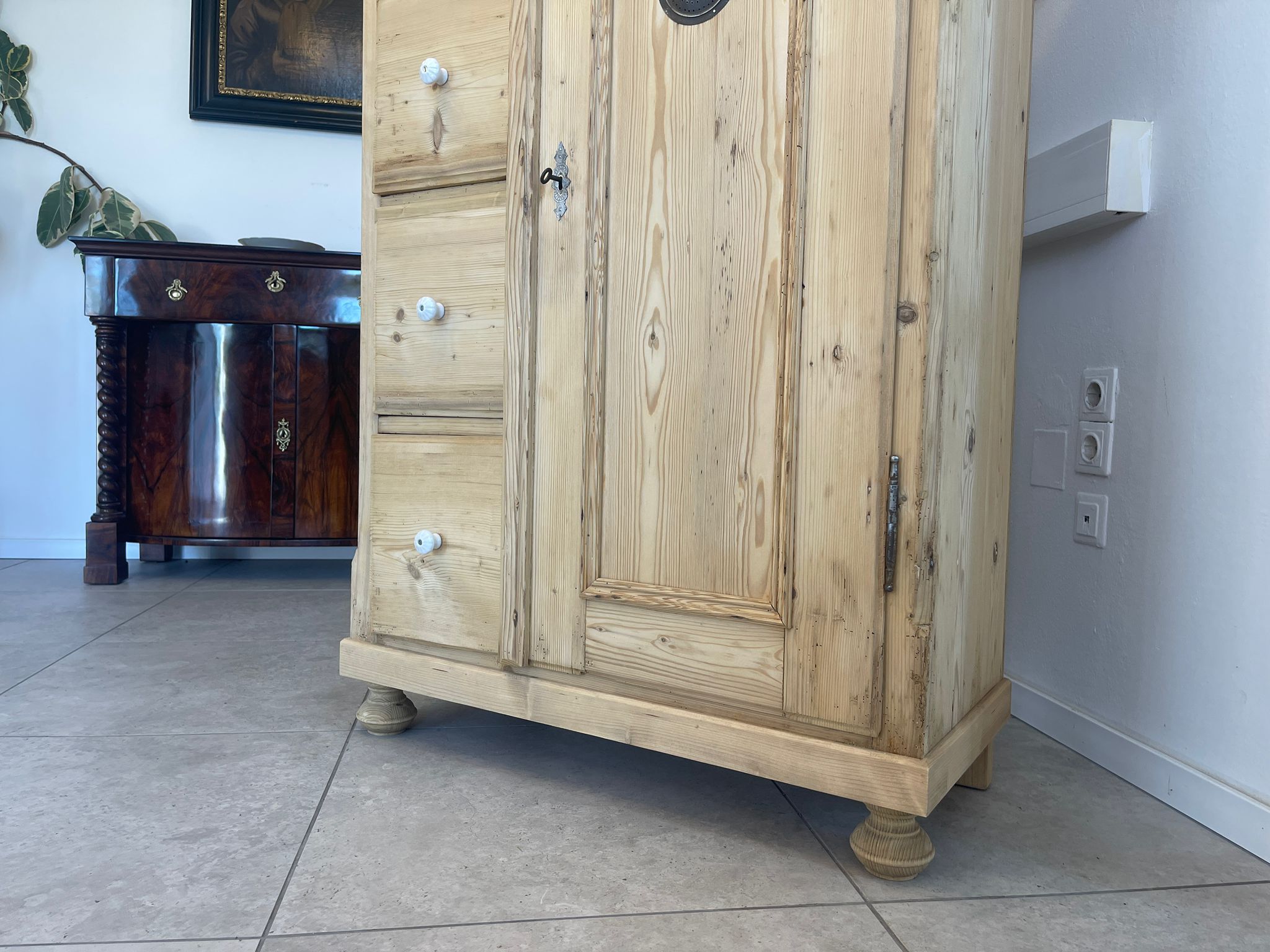 61eceac5-46fc-4c56-8d63-03580416a8bd ALTER uriger Brotschrank Almerschrank Speiskasten A4964