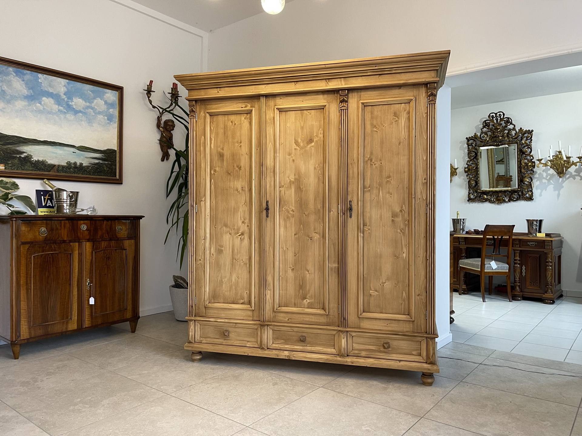 bauernschrank-Biedermeier_25 Garderobenschrank Bauernschrank Kasten Bauernmöbel B2089