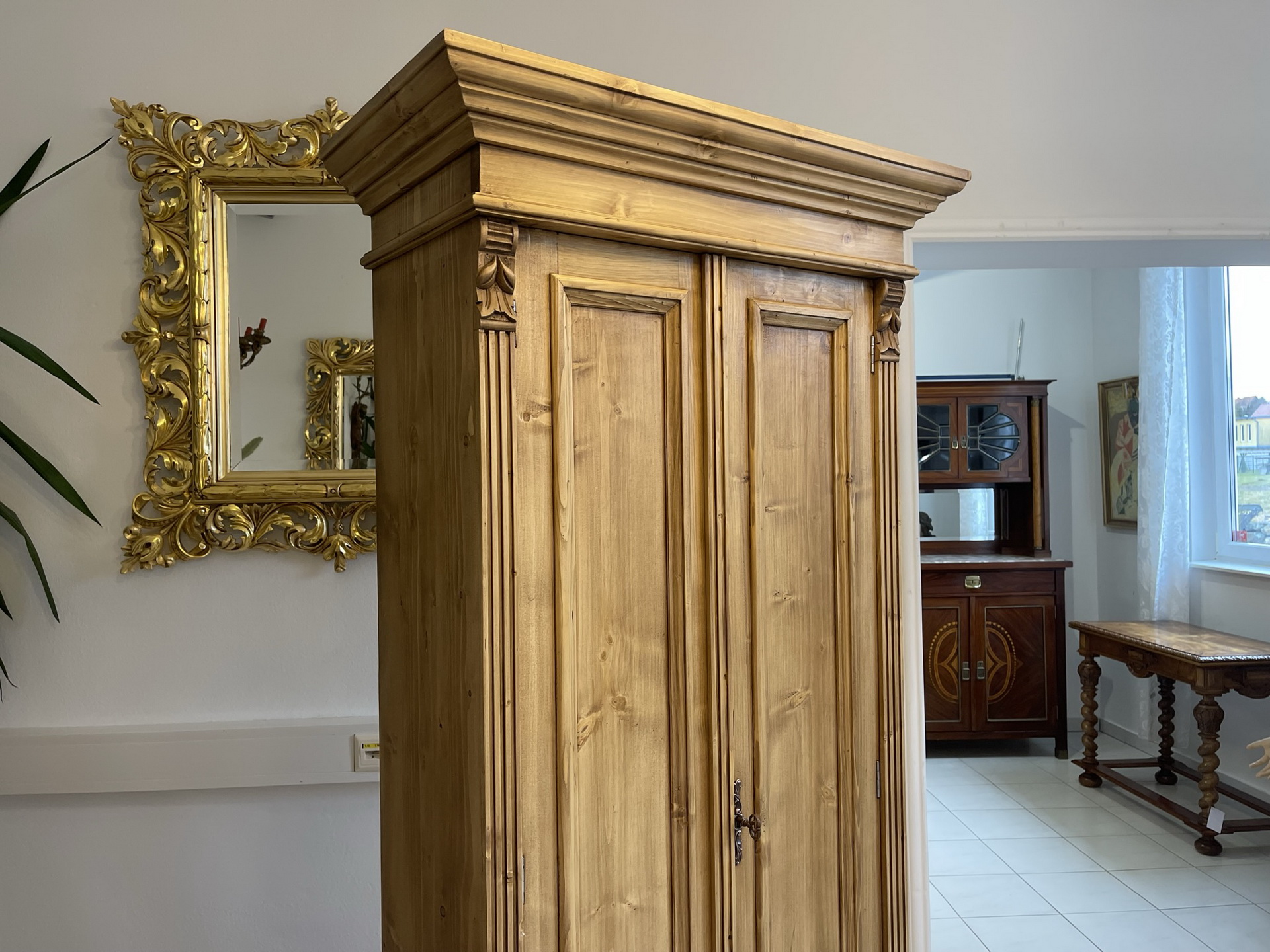 Waffenschrank-Bauernkasten_09 Bauernschrank Waffenschrank Antik Landhausstil Holz Kasten - G1163