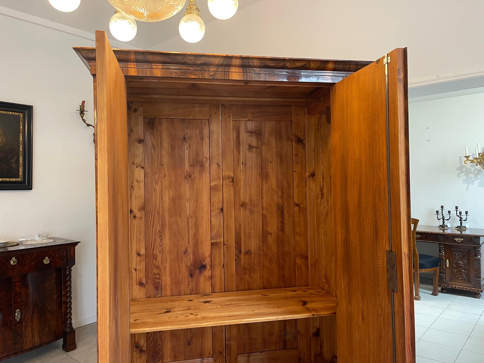 4dd95f69-e674-44d4-9ffb-898dbd57e2b1 Restaurierter Biedermeier Schrank mit Nussholz-Furnier und Kleiderstange A4934