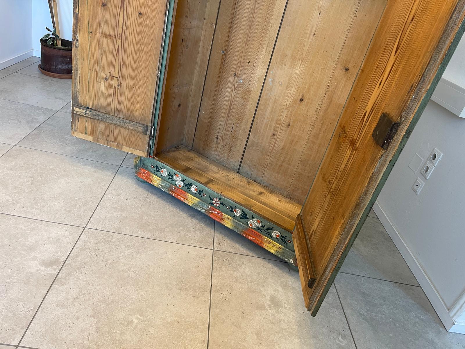 Handbemalter Bauernschrank mit Blumendekor, antiker Bauernkasten G1306