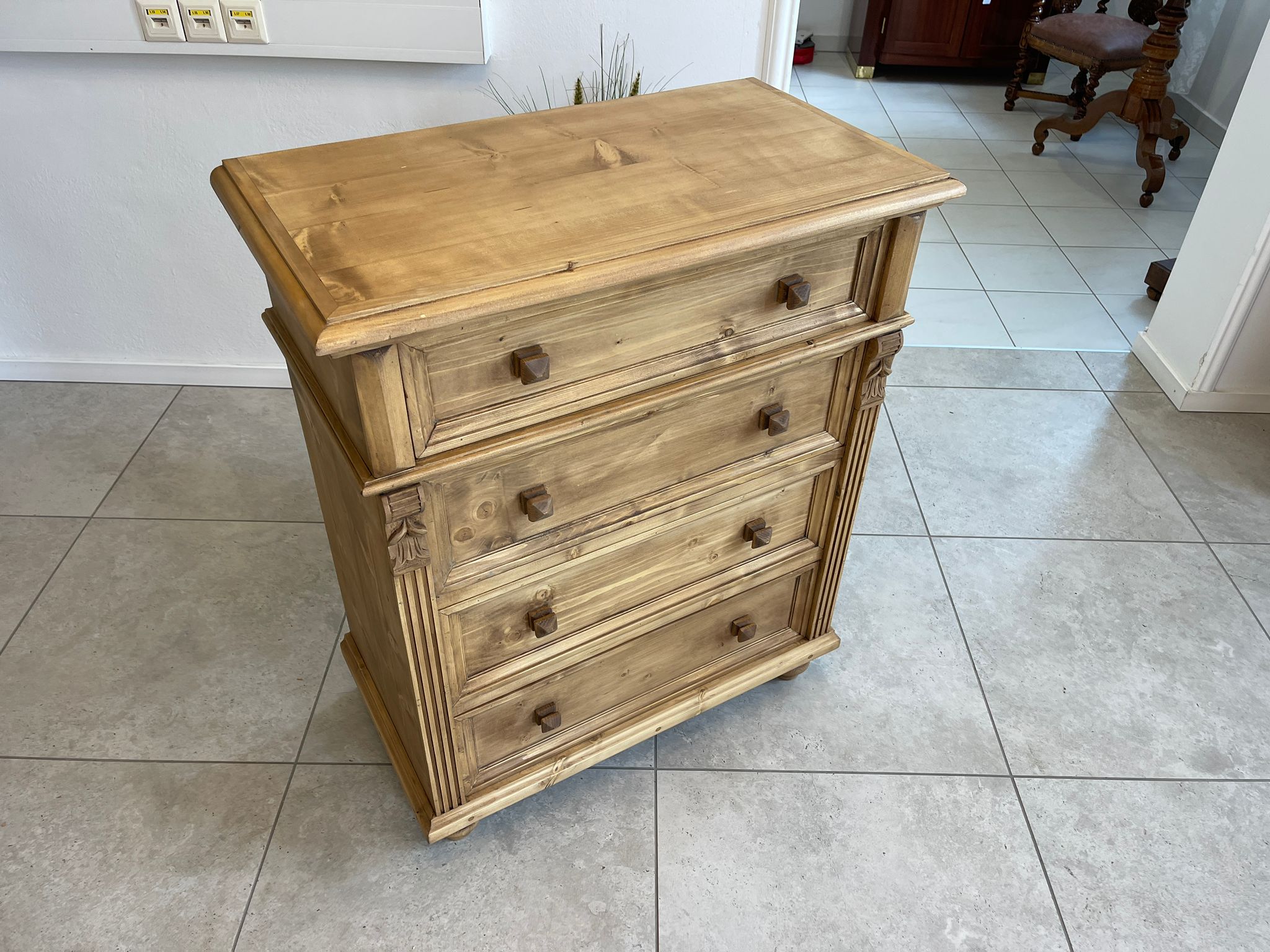 6fbb54a7-811f-42ae-92db-7bac02975131 Bäuerliche 4 Ladenkommode Ladenschrank aus Vollholz im Gründerzeit-Stil G1056