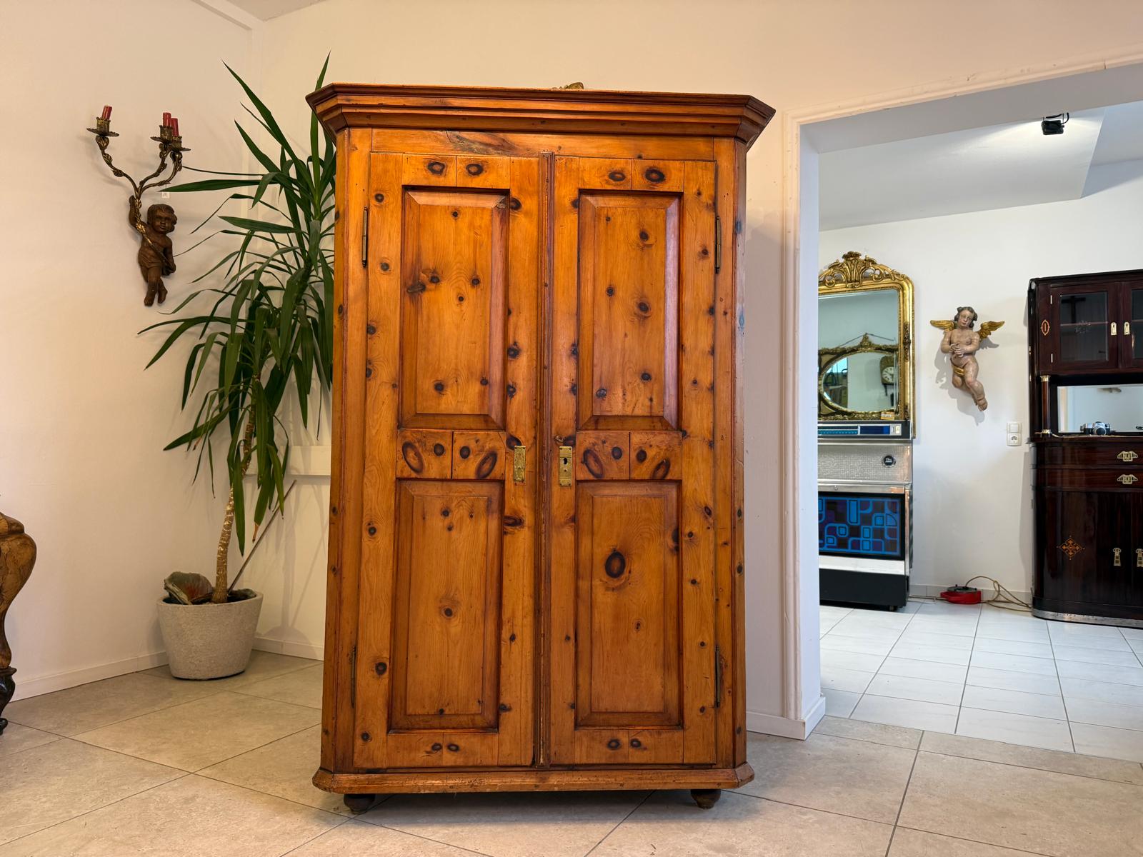 Antiker Zirbenholz Kasten Schrank Kleiderkasten Antik Feuerschrank D1158