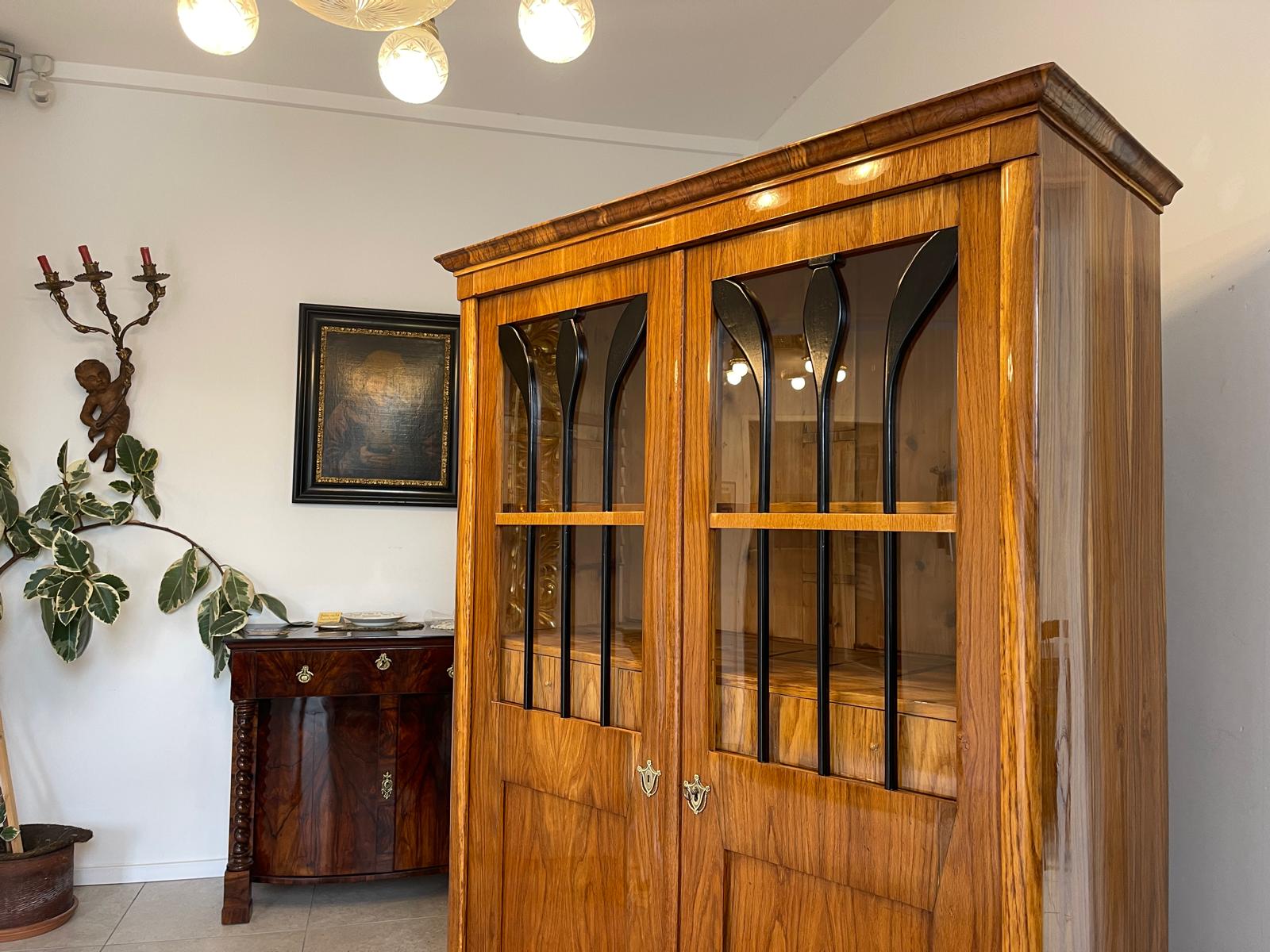 03e1f454-ef3e-4719-812b-966ef760a289 Antiquität Sale Biedermeier Vitrine Bücherschrank Nussholz Antiquität A4932