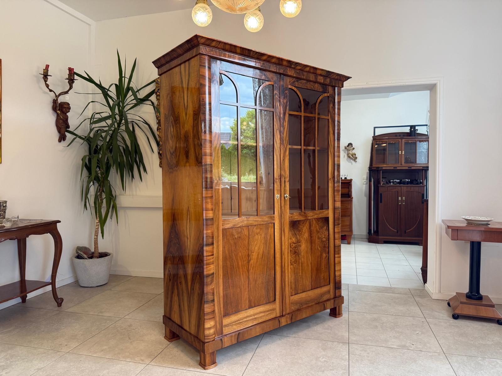 SALE Biedermeier Vitrine Bücherschrank Sammlervitrine Nussholz Antiquität G1813