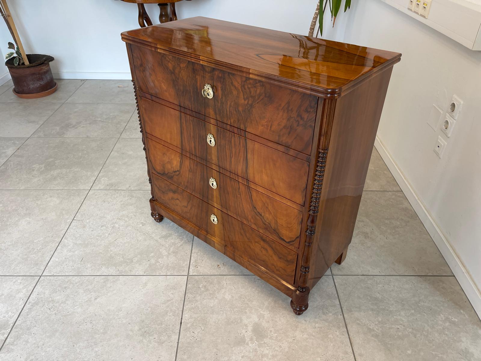 Restaurierte Nussholzfurnierte Spät Biedermeier Kommode Antiquität G1744