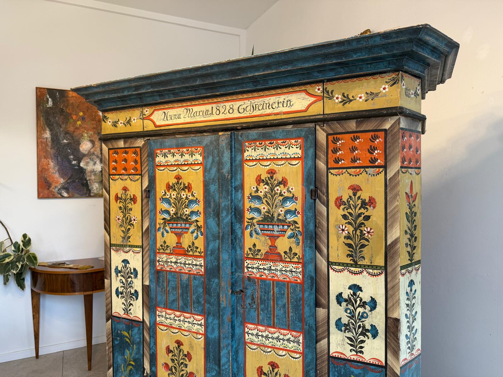 Handbemalter Bauernschrank mit Blumendekor, antiker Bauernkasten G2308
