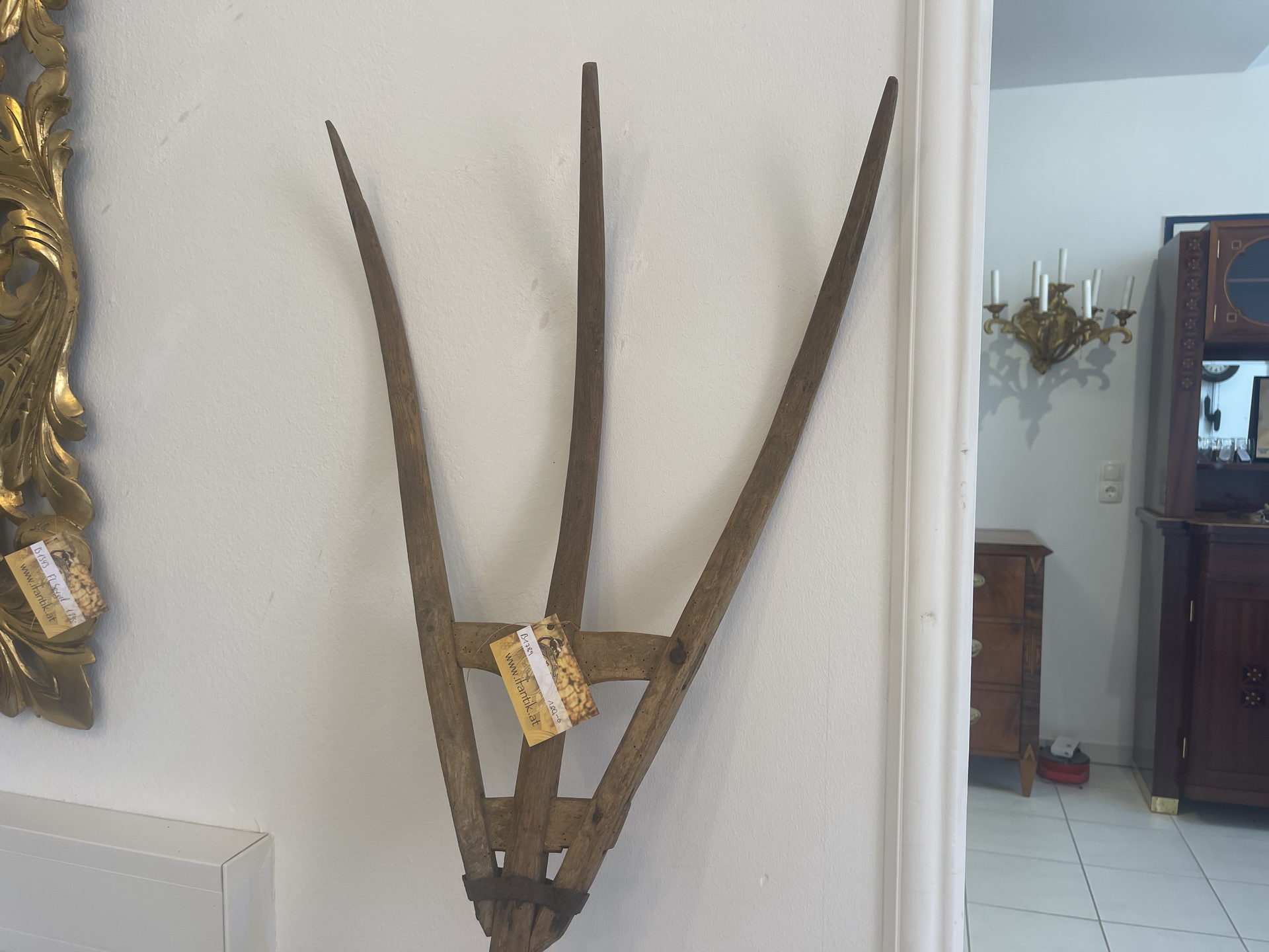 bauernschrank-Kredenz_34 Alte Heugabel aus Holz für Dekoration oder Heuarbeiten - Rustikal - B1789