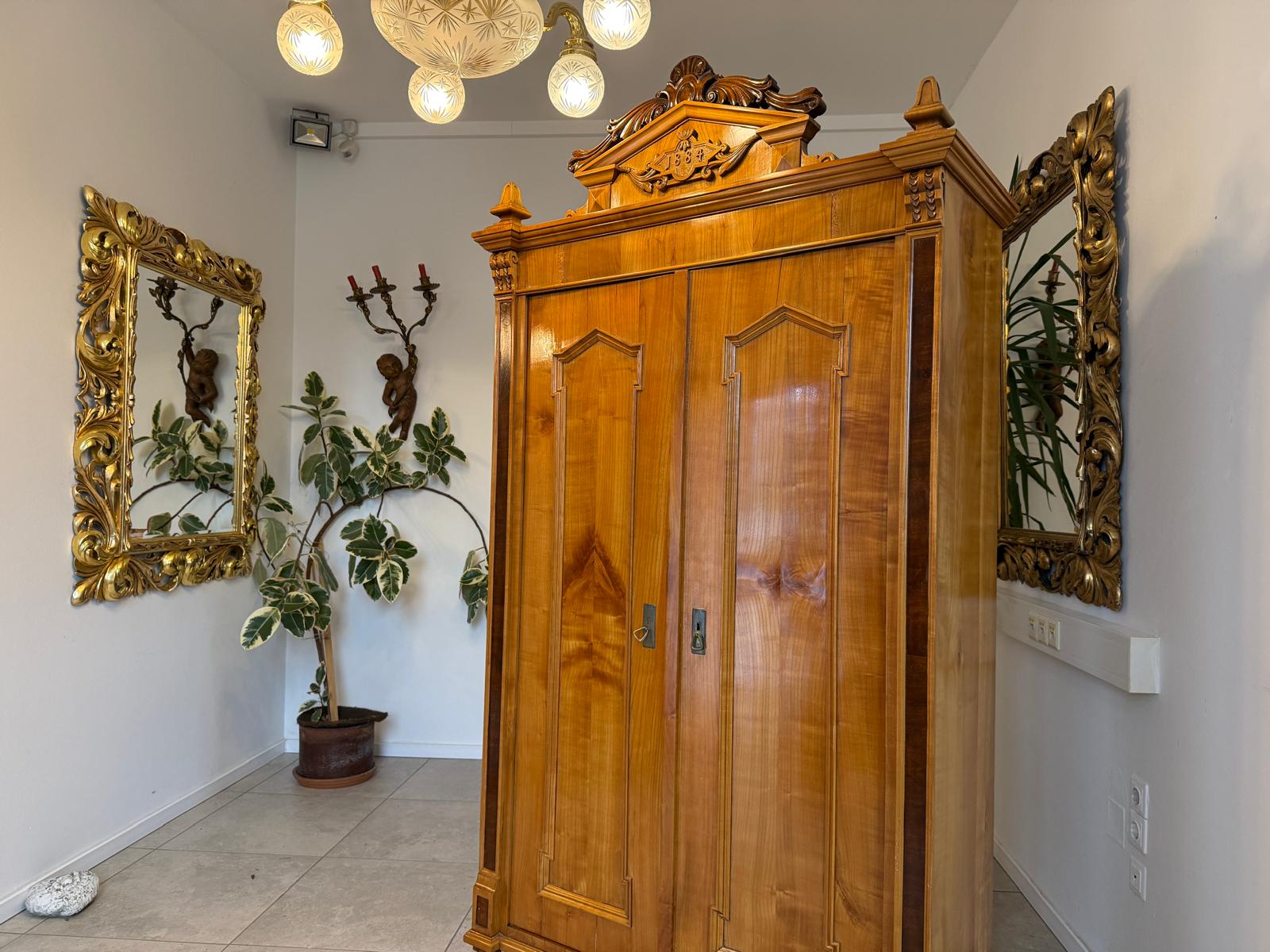 Altrestaurierter Gründerzeit Kasten Kleiderkasten Nussholz Kronenschrank D1065-1