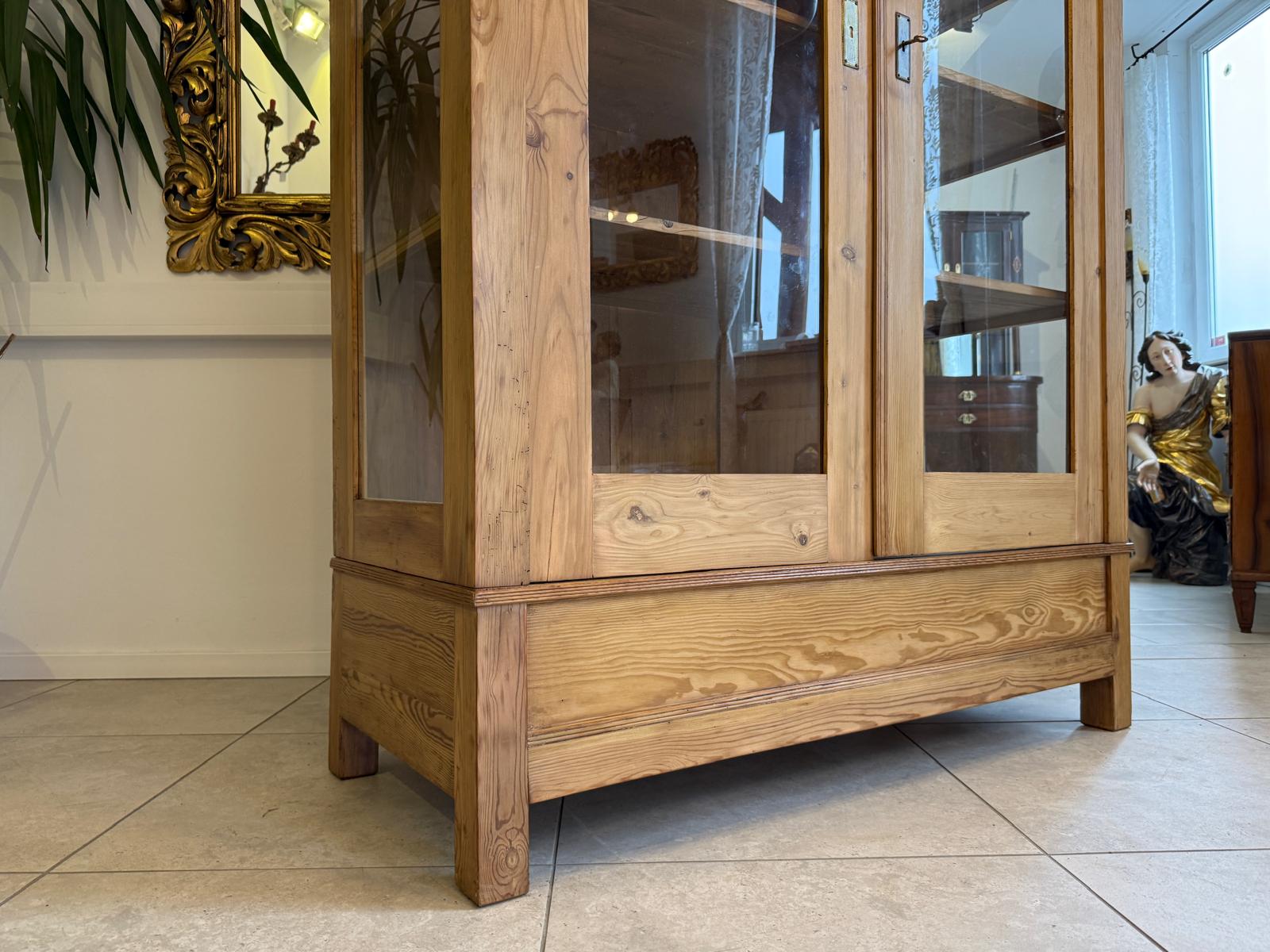 hübsche Jugendstil Vitrine Bauernvitrine Bauernschrank Naturholz Bücherschrank D1120