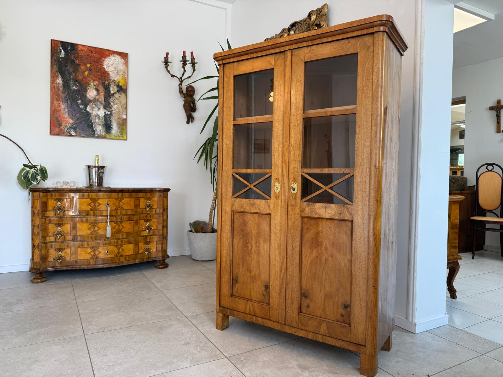 Biedermeier Vitrine Bücherschrank Nussholz Originalstück Antiquität D2655