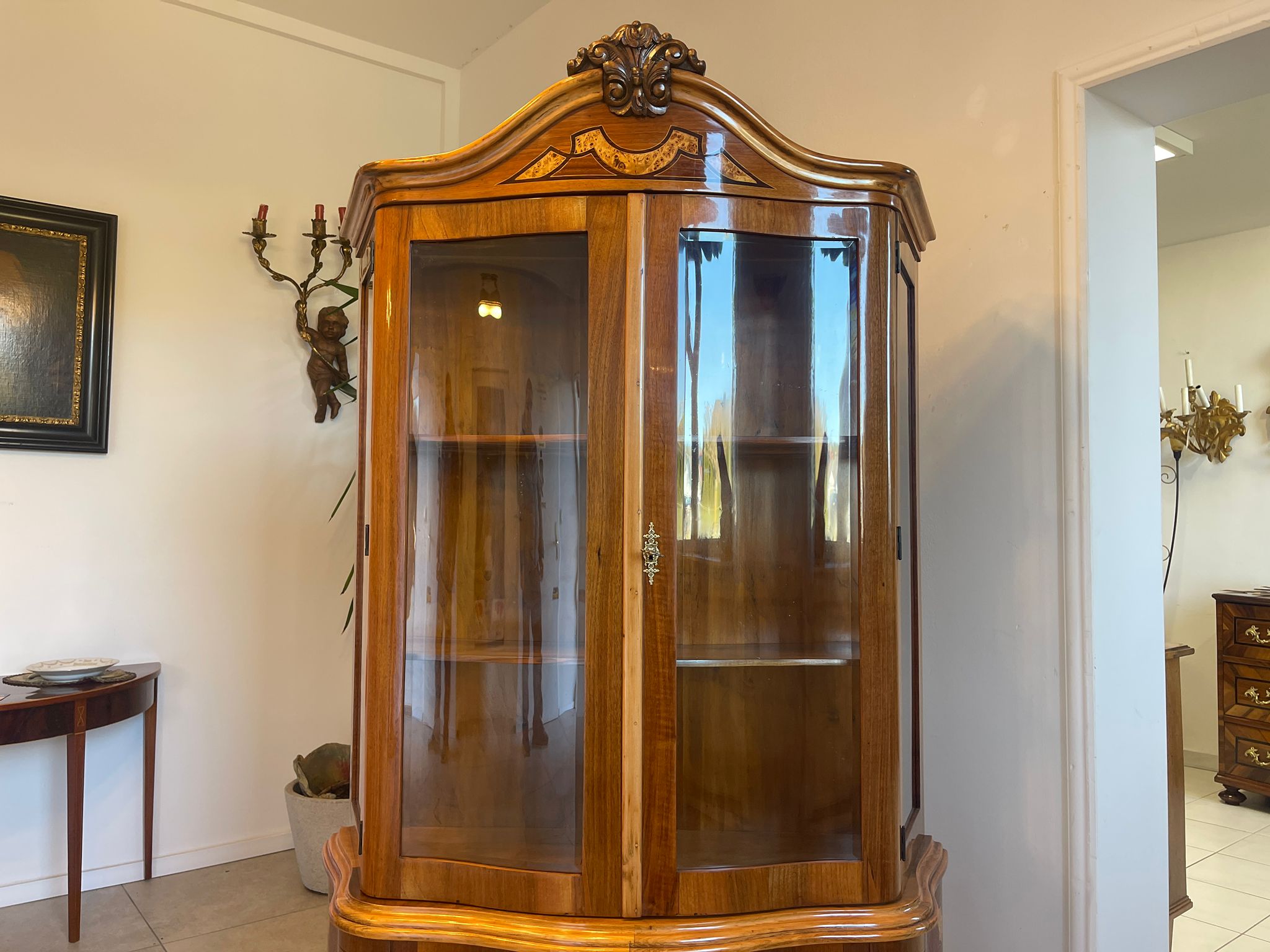 fb230e88-1780-4699-969b-054ebdf3accd Restaurierte Barock Vitrine Glasschrank mit Marketerien aus Holz A5100