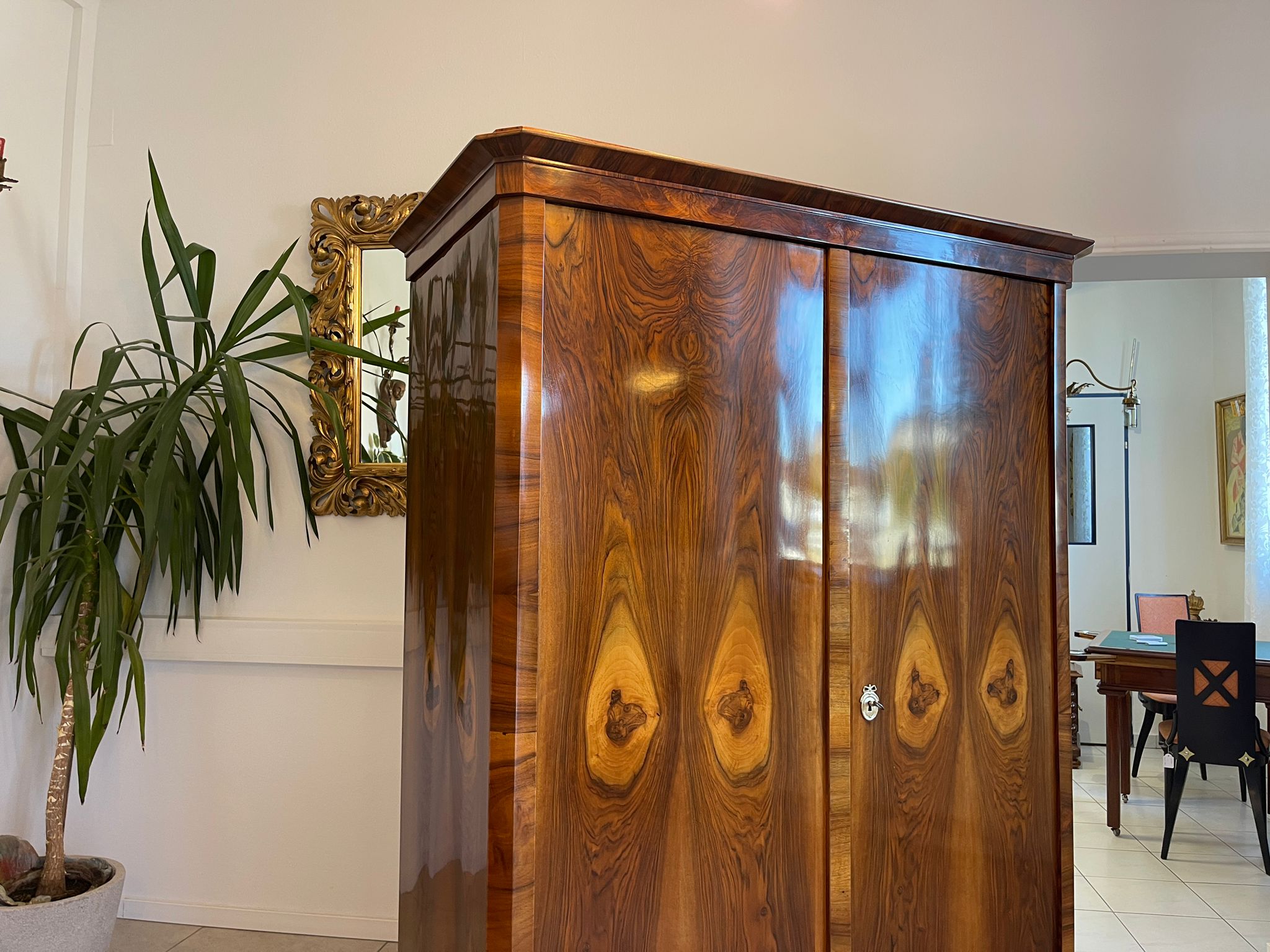 e537e6a1-d303-4fb6-bc15-2a5b05c19aad Restaurierter Biedermeier Schrank Garderobe mit Nussbaumfurnier A5050