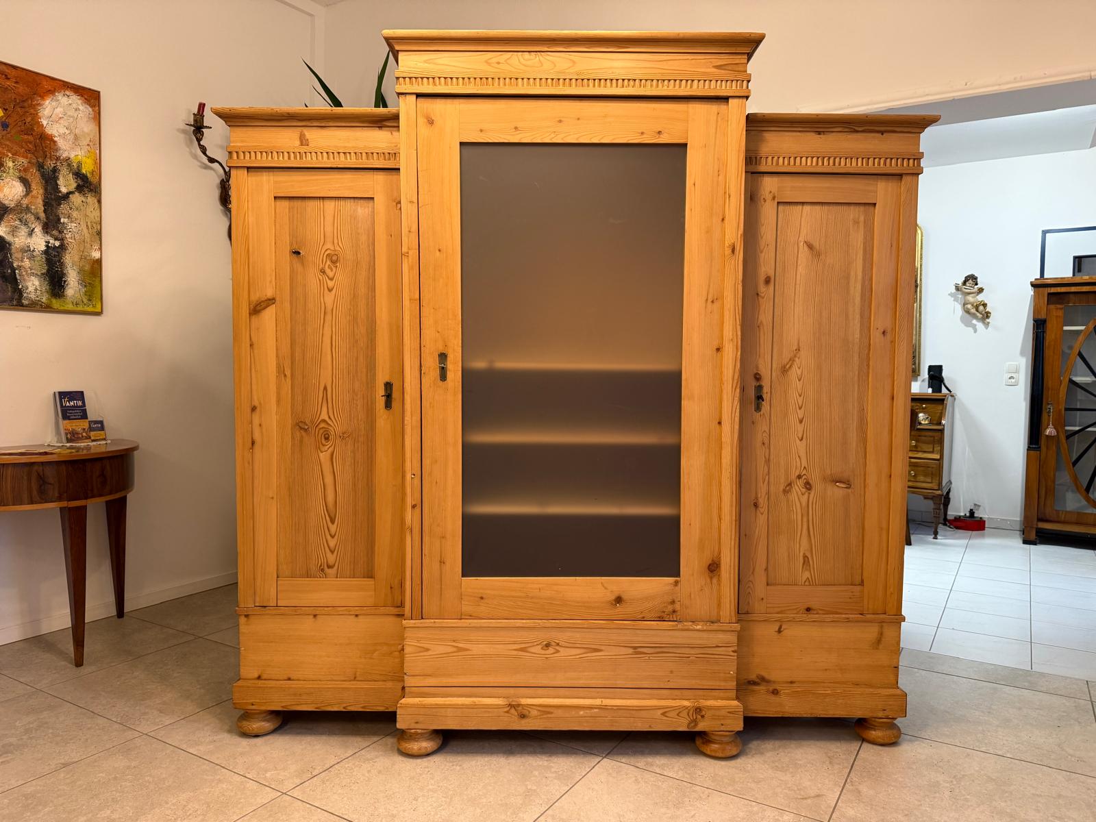 Originaler 3 teiliger Gründerzeit Garderobenschrank Weichholz Antiquität G2401