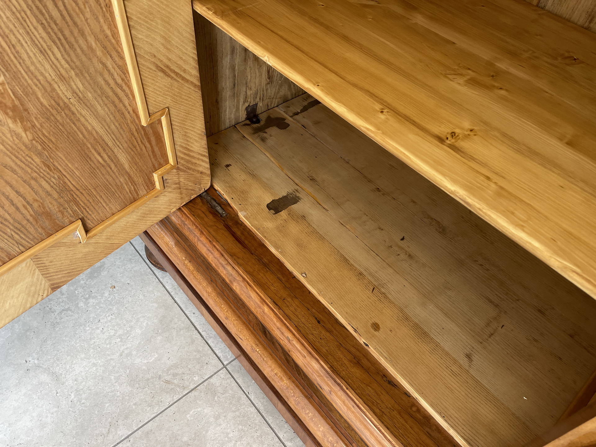 IMG_8735Ob3TecByCASEE Restauriert - Neorenaissance Nussholzschrank Säulenschrank Intarsien A4424
